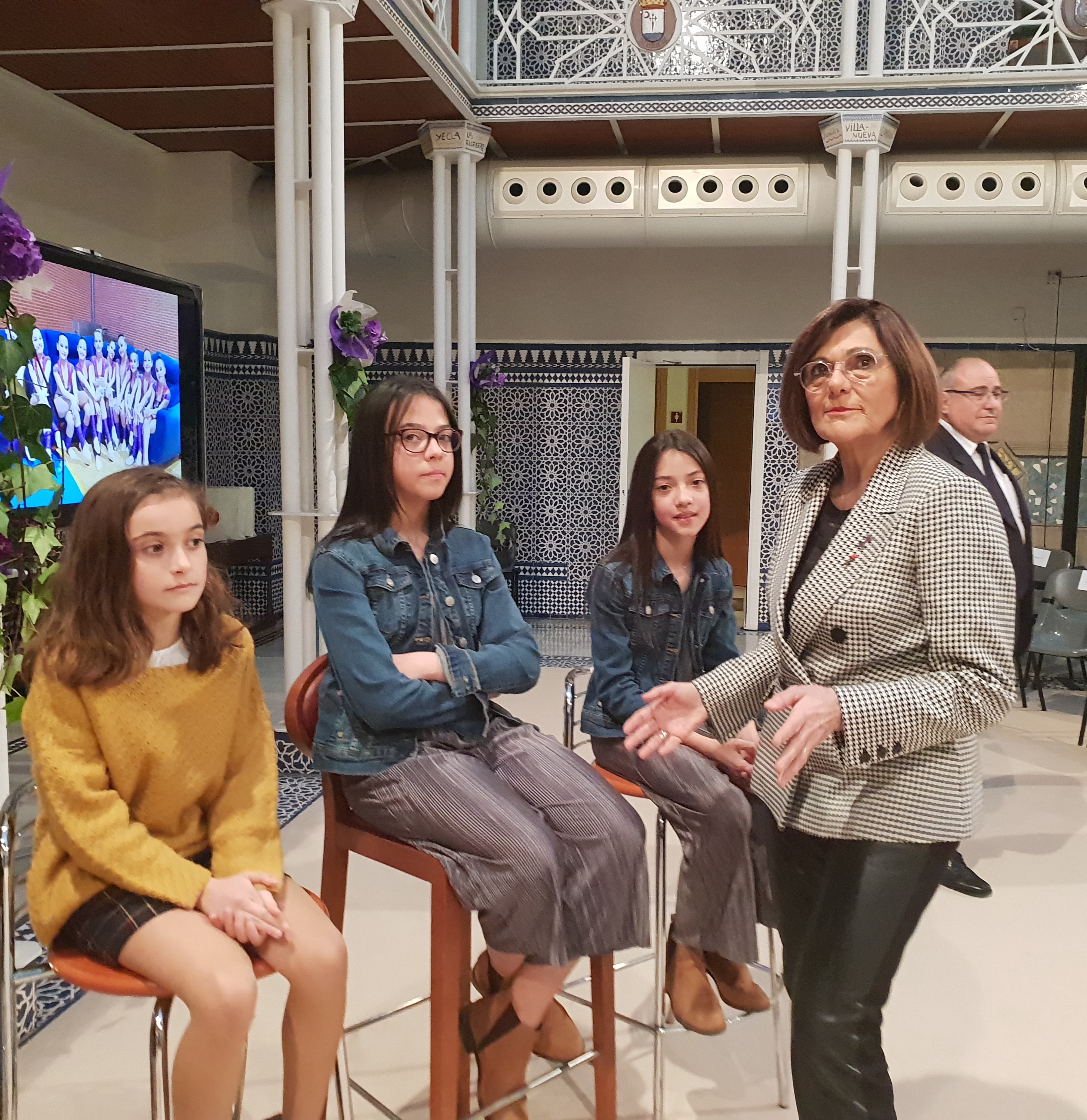 La presidenta de la Asamblea Regional, Rosa Peñalver, con las protagonistas del acto del Día Internacional de la Mujer