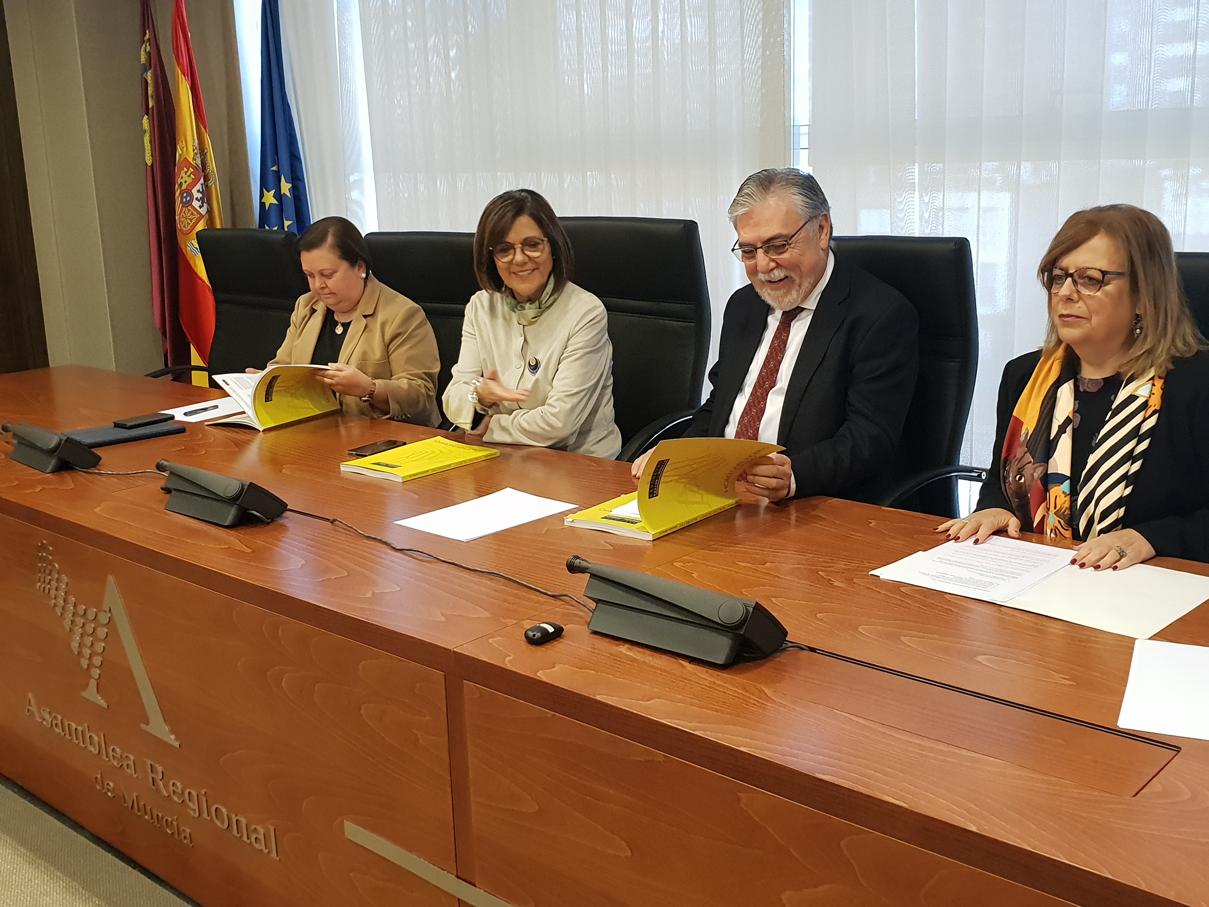 La presidenta de la Asamblea, Rosa Peñalver, recibe el Barómetro de Primavera del CEMOP