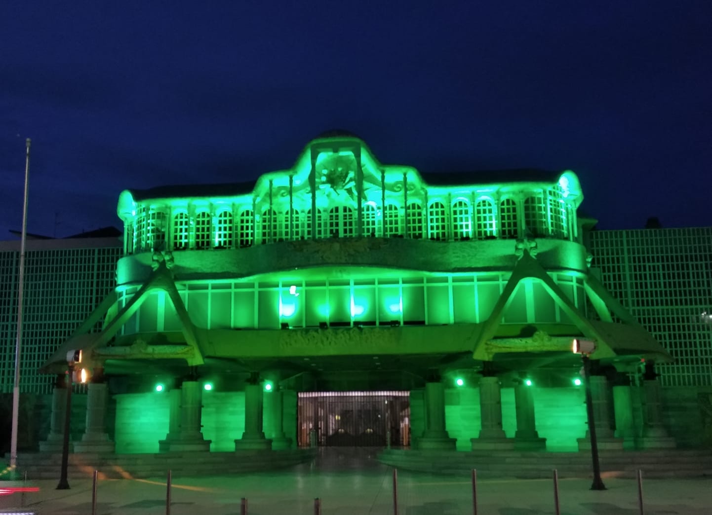 Es la primera vez en la historia que la fachada principal del Parlamento autonómico se ilumina de verde