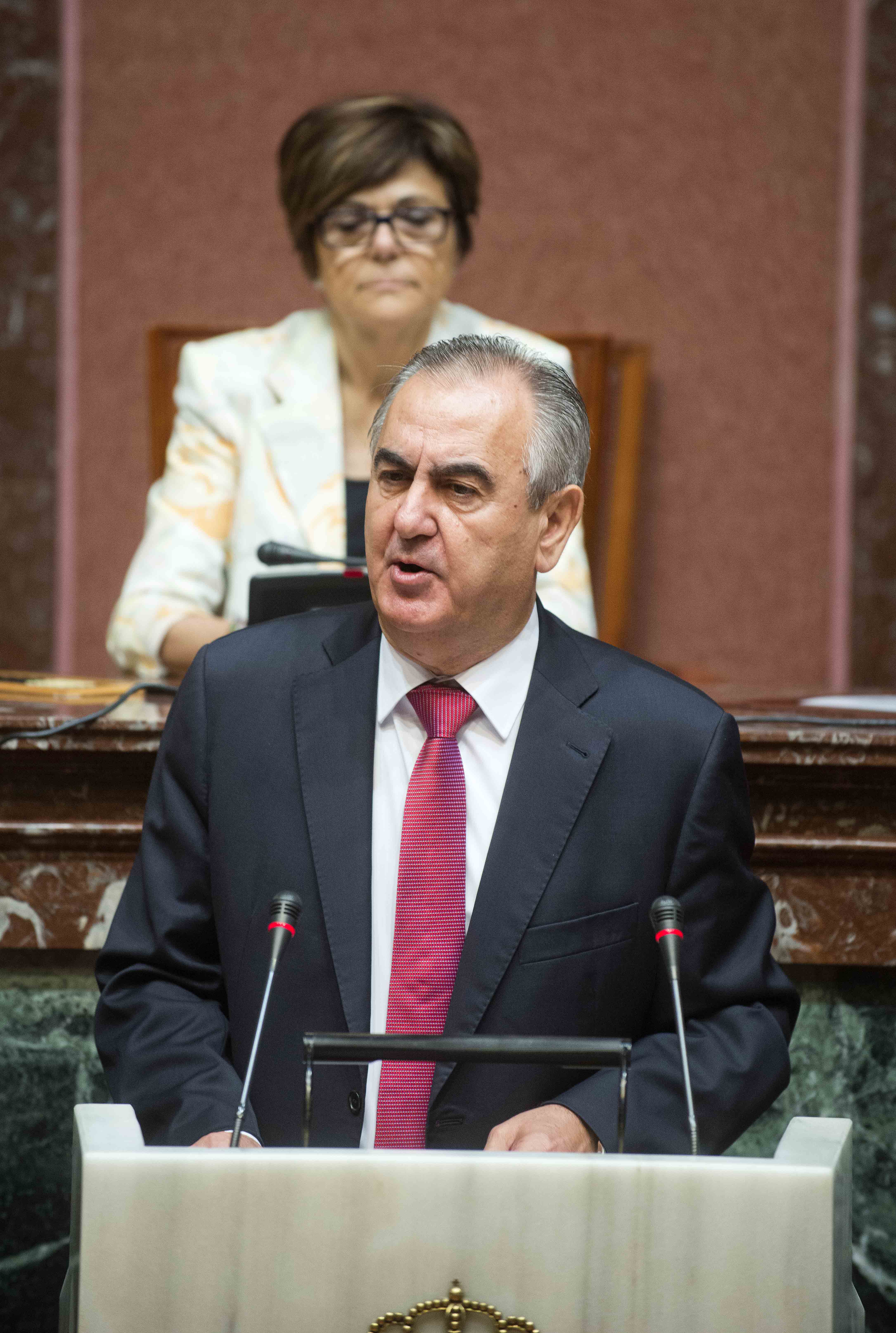 Rafael González Tovar, portavoz del Grupo Parlamentario Socialista durante su discurso en el Debate de Investidura