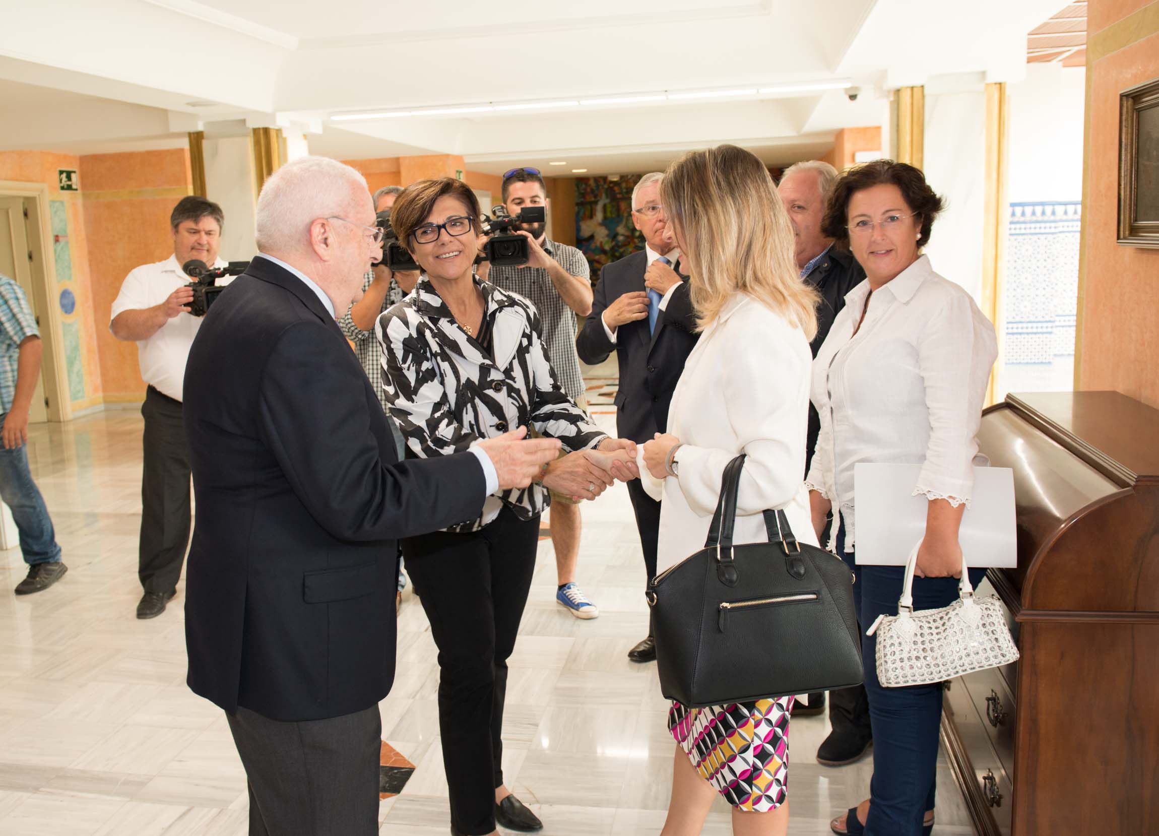 La presidenta de la Asamblea Regional, Rosa Peñalver saludando a los miembros del Consejo de la Transparencia.