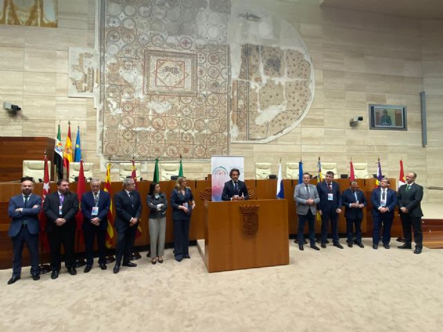 Los 12 presidentes autonómicos reunidos en Mérida han firmado una declaración institucional