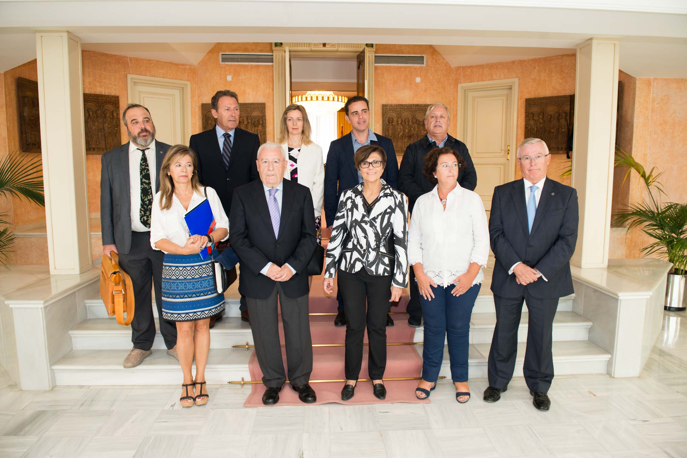 La presidenta de la Asamblea Regional, Rosa Peñalver con los miembros del Consejo de la Transparencia.