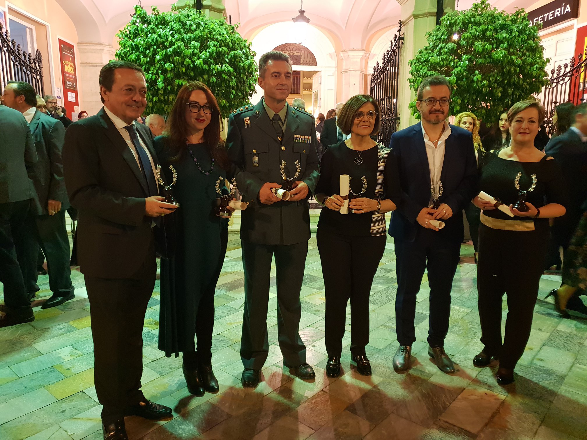 La presidenta recoge el ‘Laurel de Murcia Extraordinario’ a los padres del Estatuto de Autonomía
