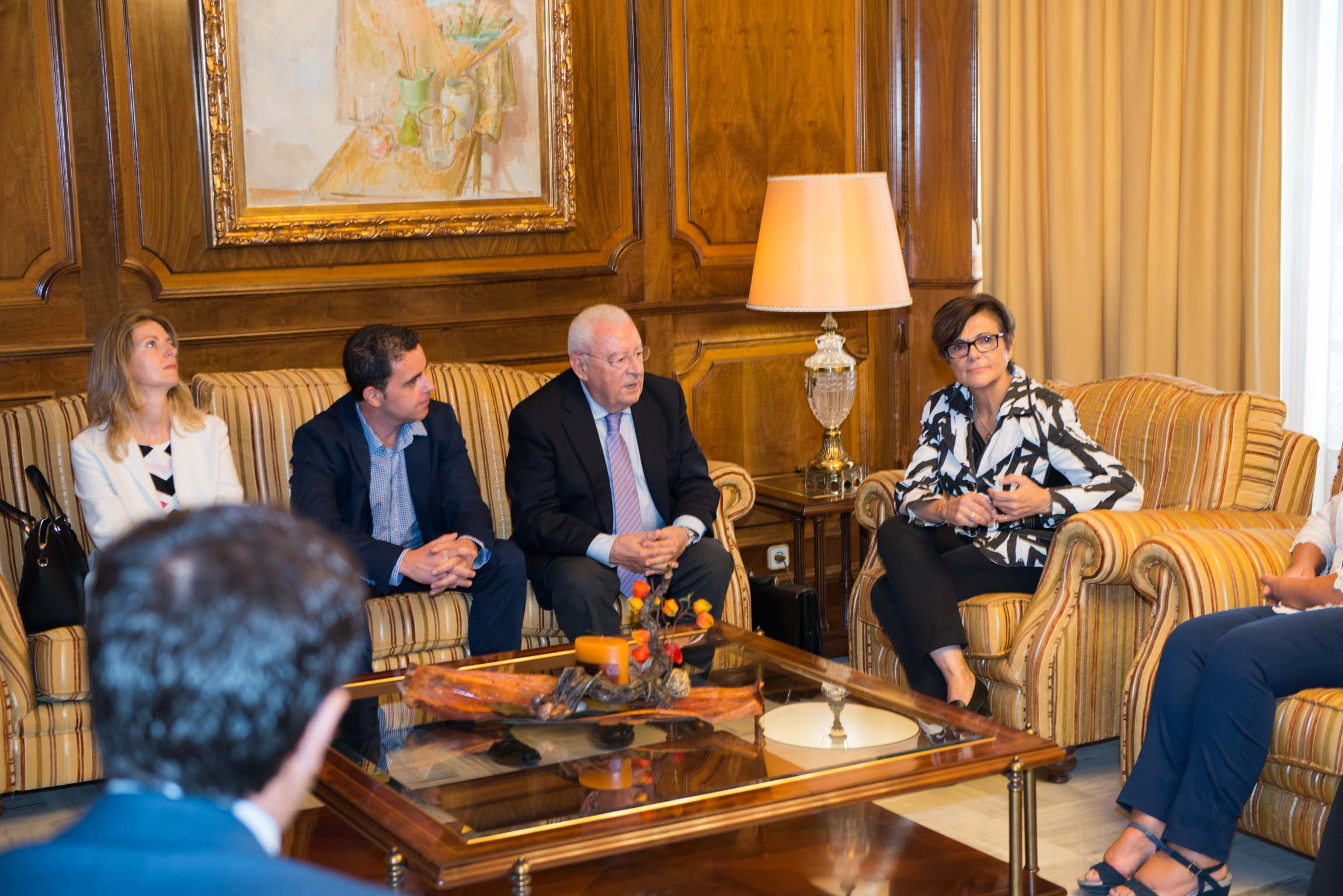 La presidenta de la Asamblea Regional, Rosa Peñalver charla con los miembros del Consejo de la Transparencia.