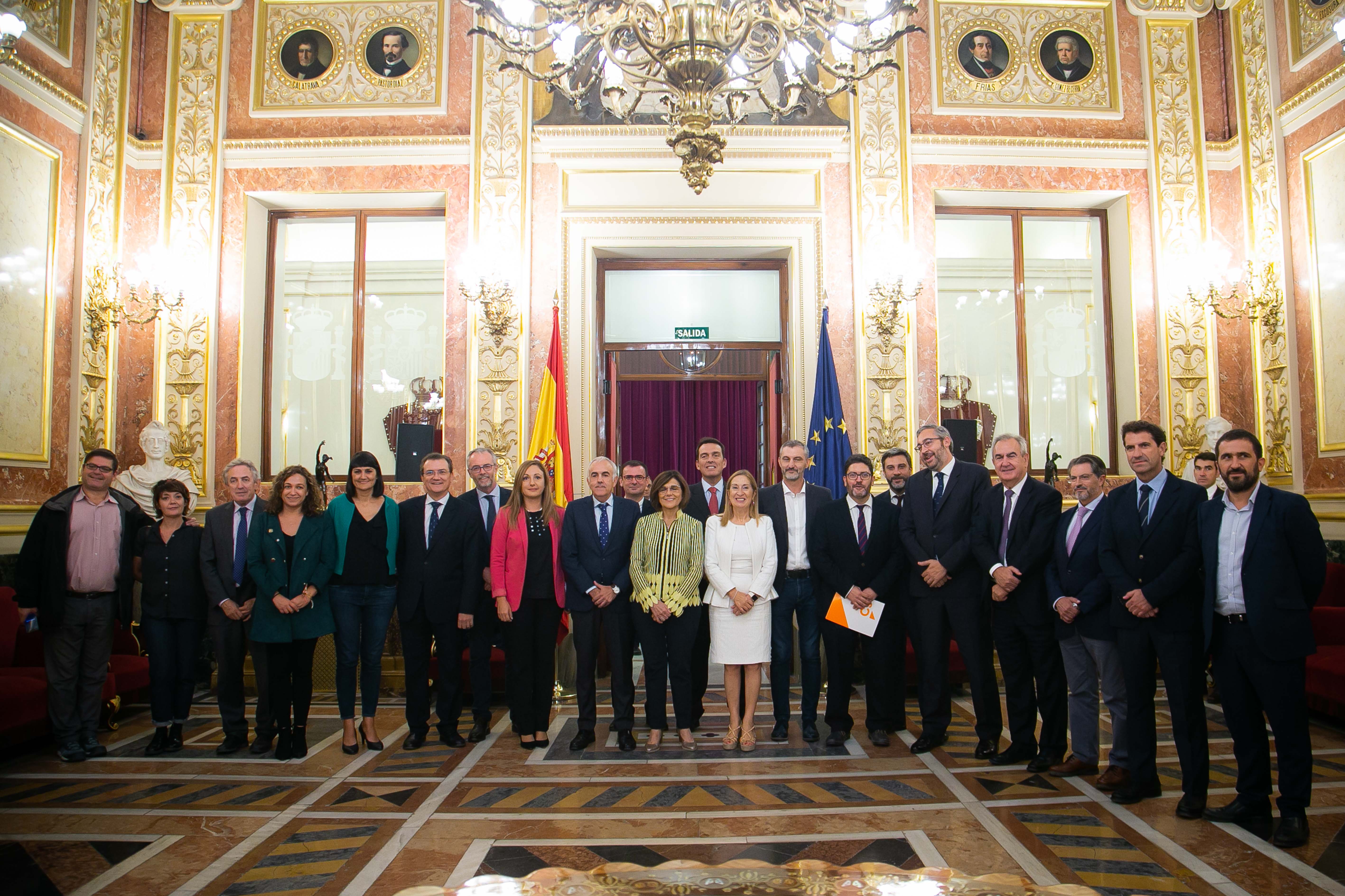 La presidenta del Congreso de los Diputados, Ana Pastor, ha recibido a la delegación del Parlamento regional en el Salón de los Pasos Perdidos