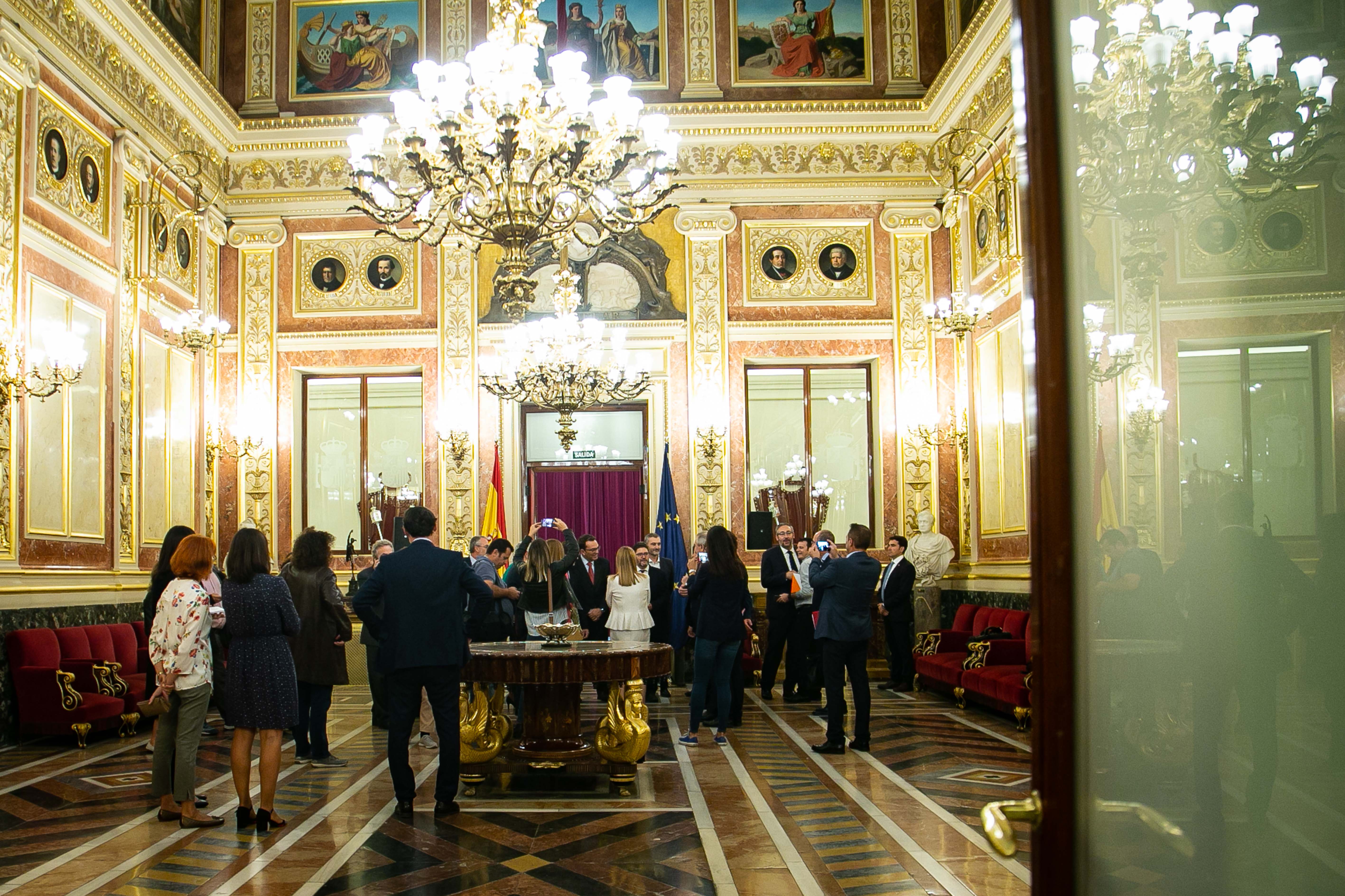 La presidenta del Congreso de los Diputados, Ana Pastor, ha recibido a la delegación del Parlamento regional en el Salón de los Pasos Perdidos