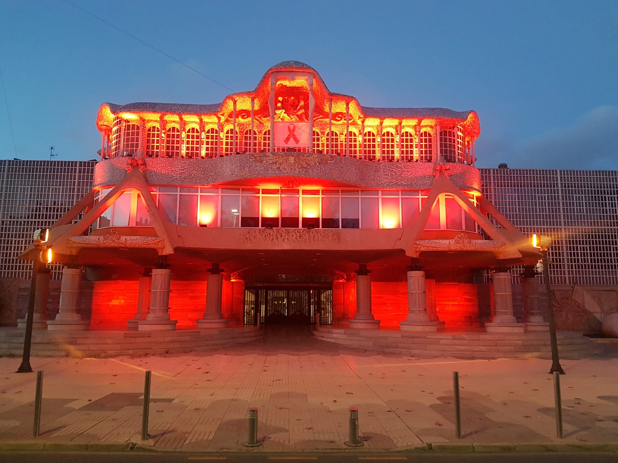 Por segundo año consecutivo la Asamblea Regional exhibe un lazo rojo, en solidaridad con los afectados por la enfermedad del Sida