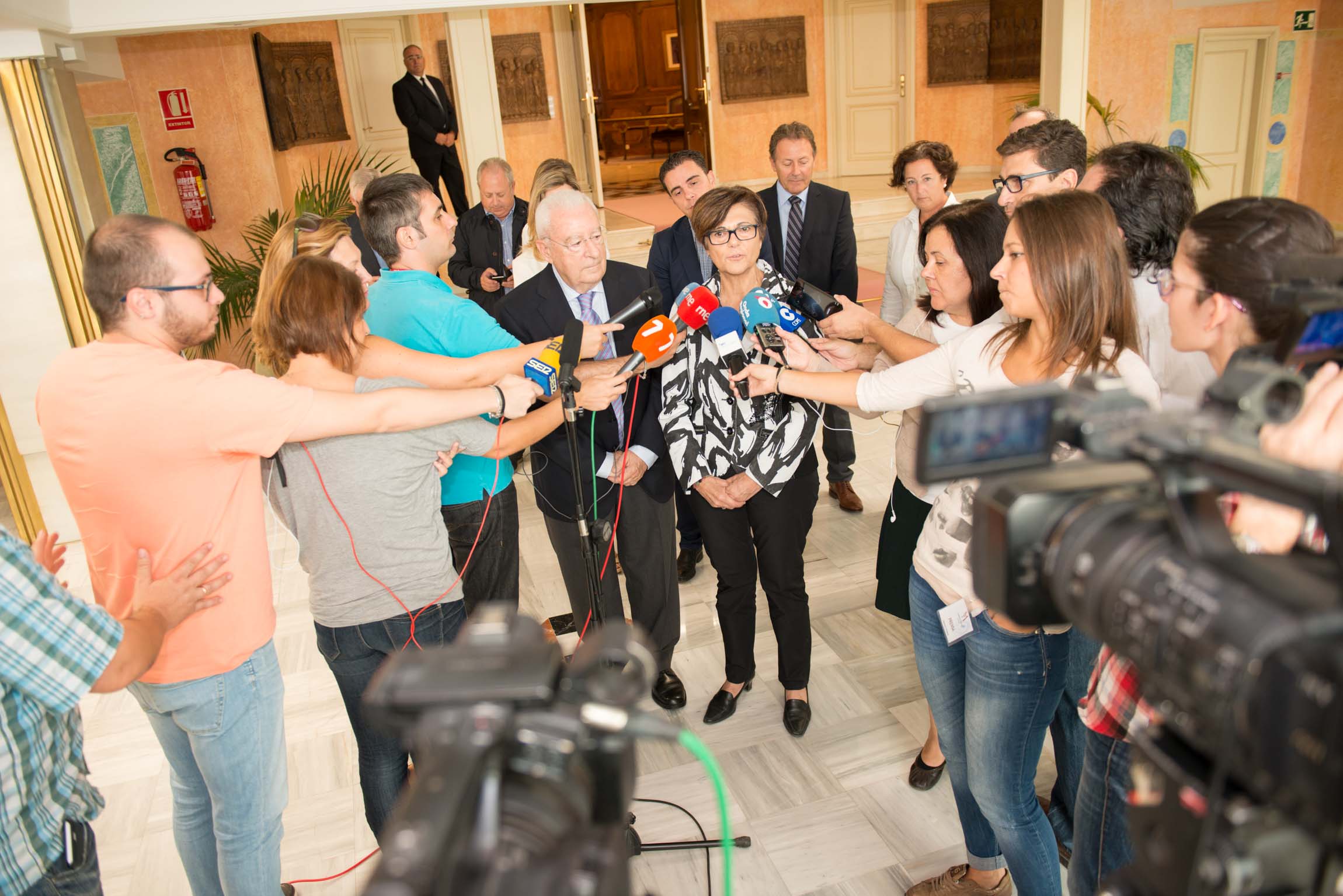Contacto con los medios de comunicación de la presidenta de la Asamblea Regional, Rosa Peñalver y José Molina, presidente del Consejo de la Transparencia.