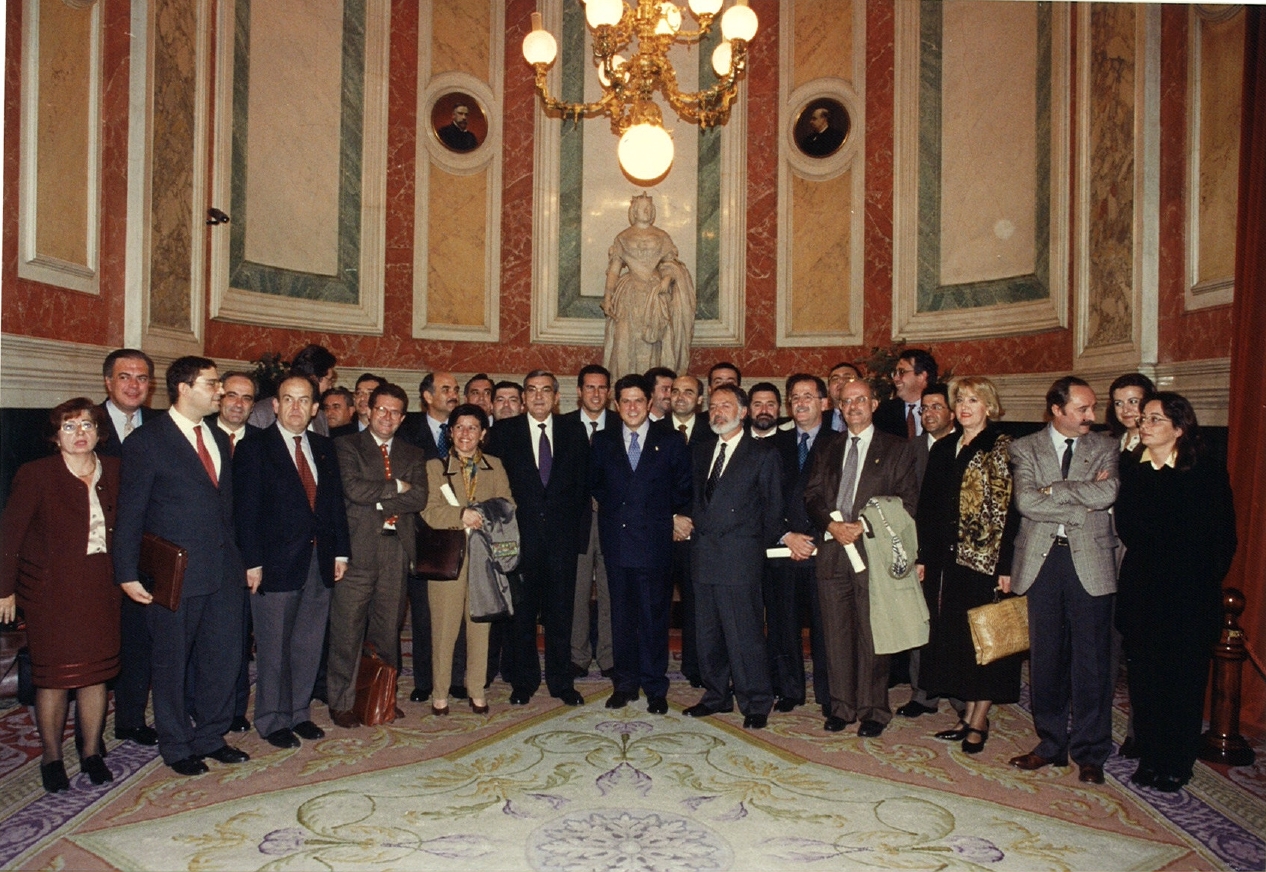 Foto de familia en el Congreso de los Diputados, tras el debate de toma de consideración de la propuesta de reforma del Estatuto de Autonomía (11 de noviembre de 1997)