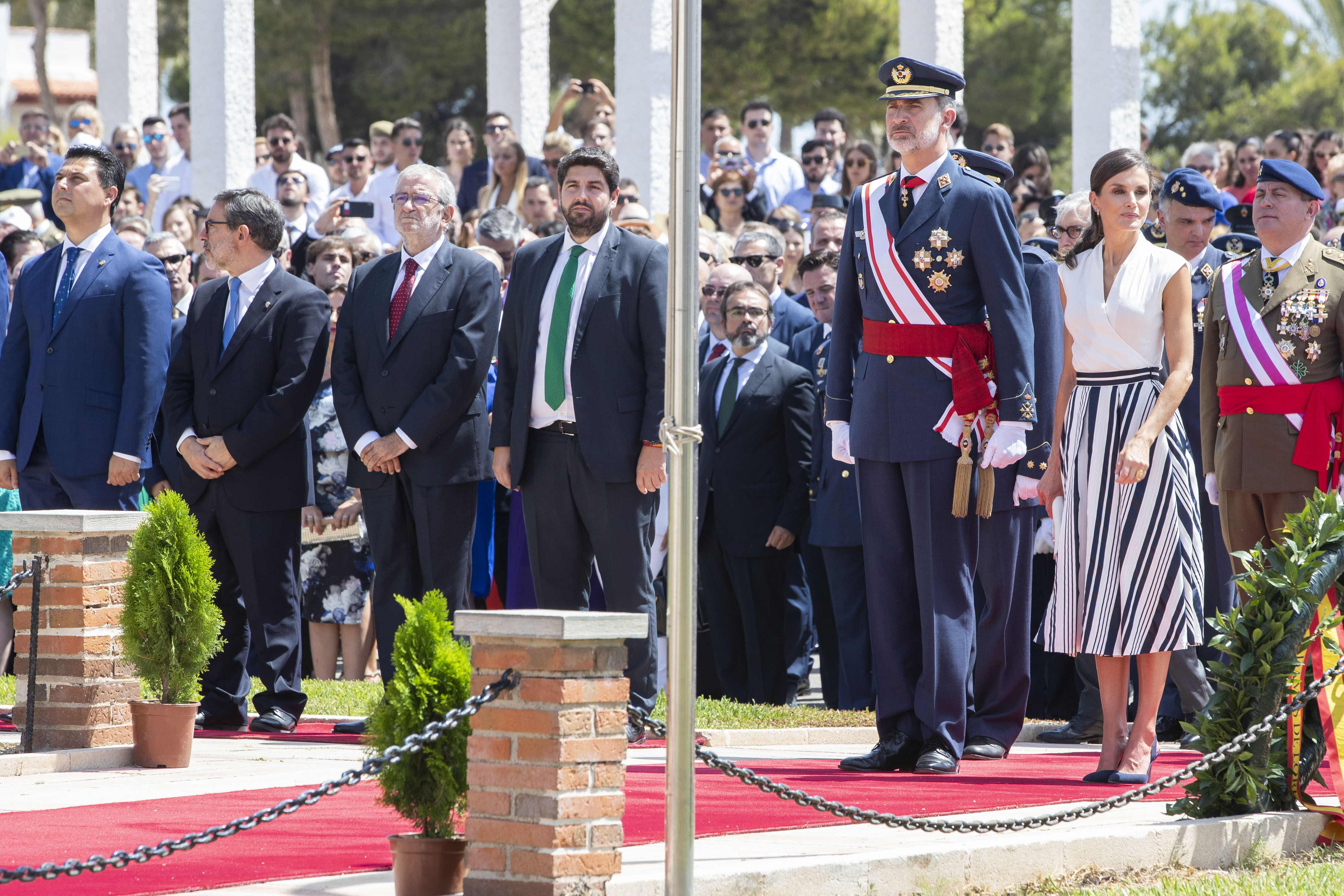 El presidente de la Asamblea, Alberto Castillo, junto a los Reyes de España, en la Academia General del Aire