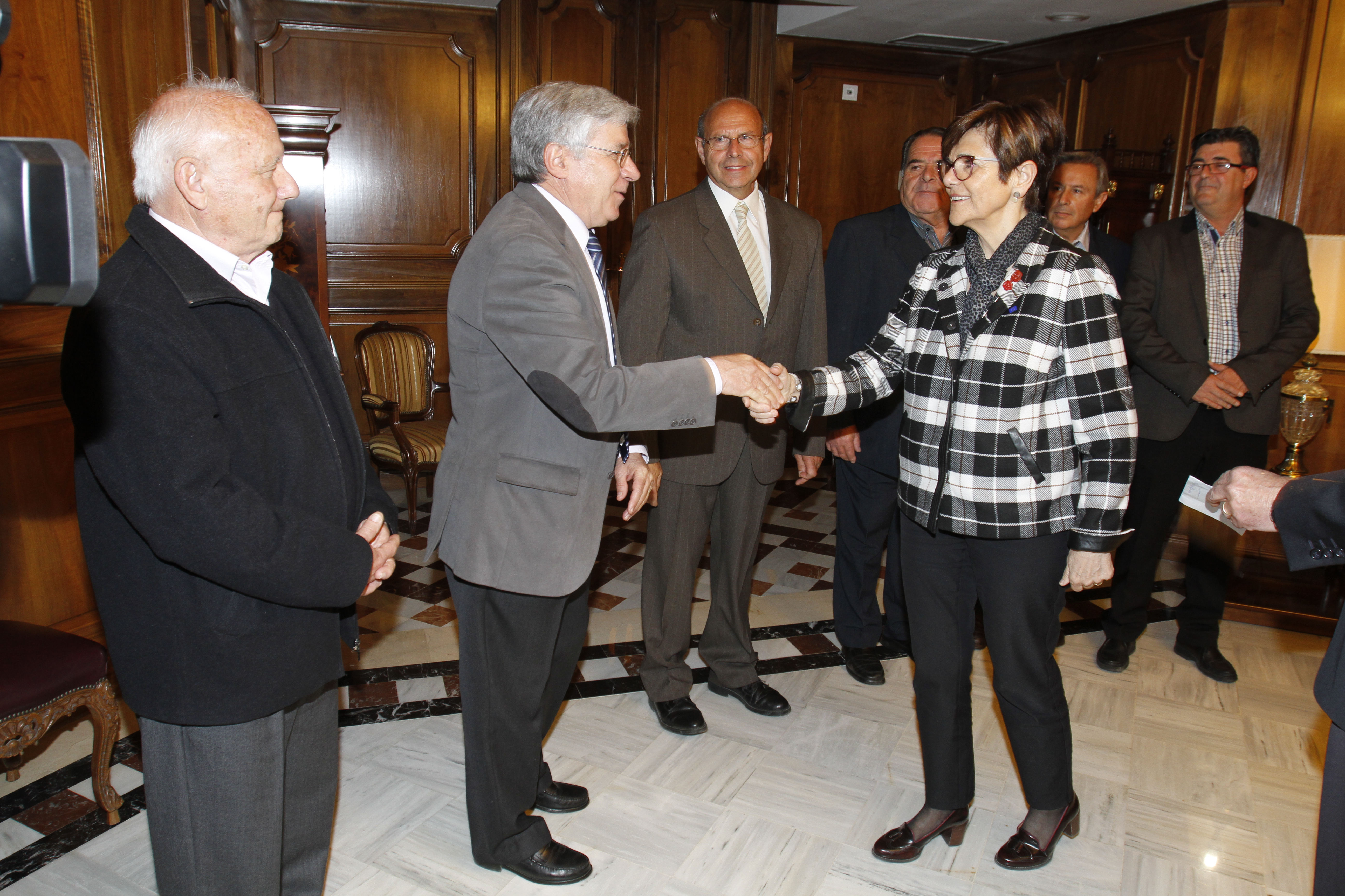 La presidenta de la Asamblea Regional, Rosa Peñalver, junto a miembros de Los Auroros de Javalí Viejo