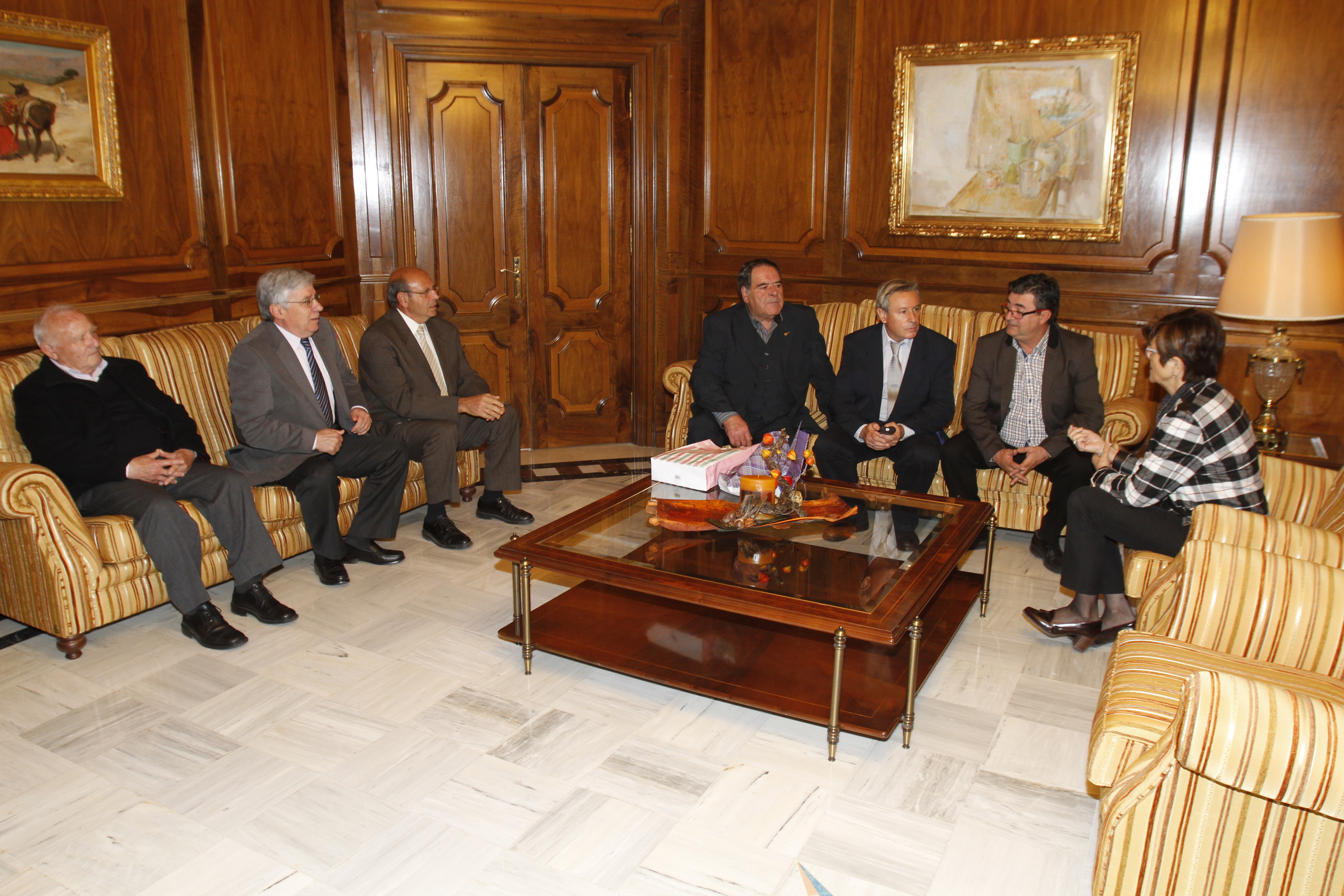 La presidenta de la Asamblea Regional, Rosa Peñalver, junto a miembros de Los Auroros de Javalí Viejo