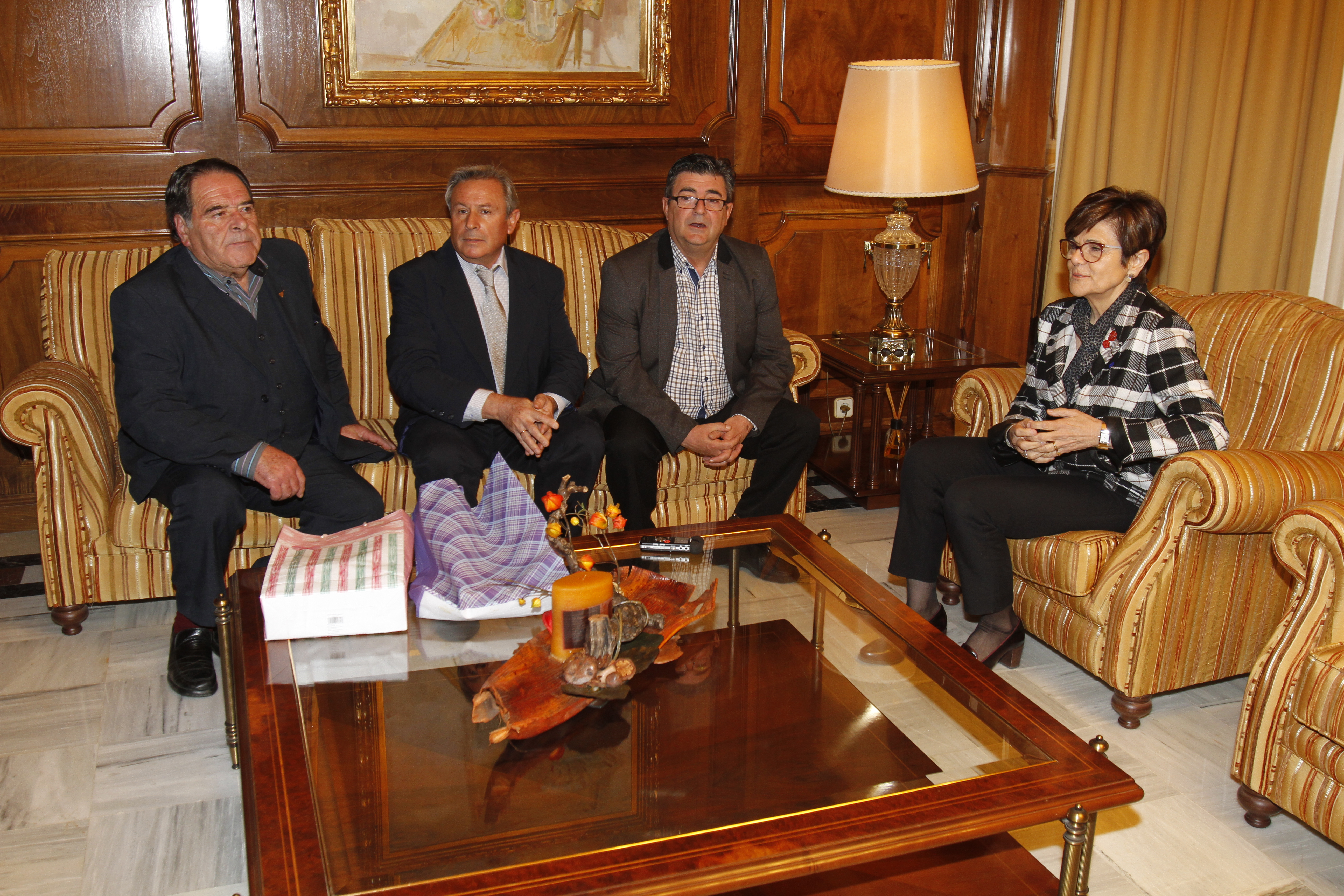 La presidenta de la Asamblea Regional, Rosa Peñalver, junto a miembros de Los Auroros de Javalí Viejo