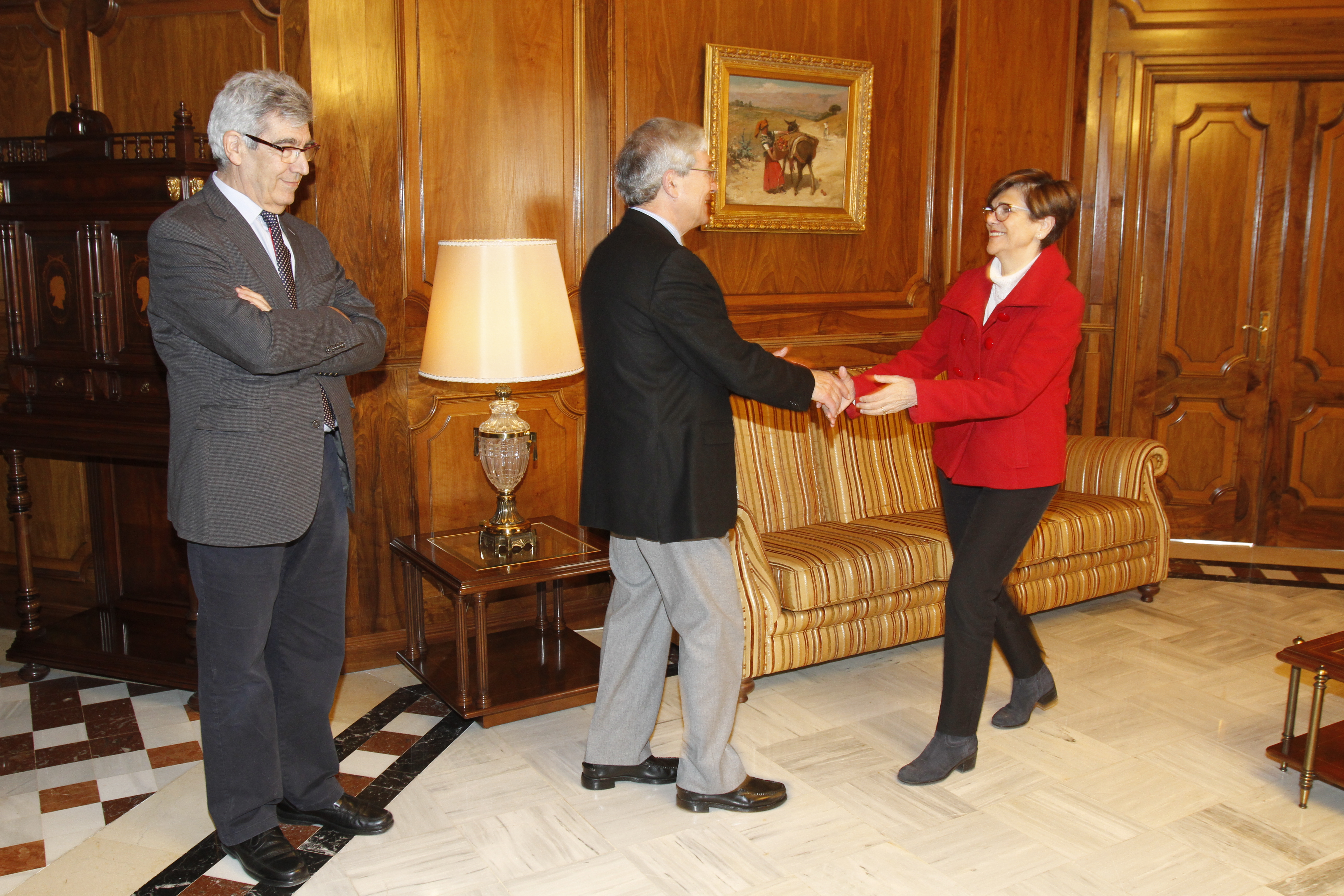 La presidenta de la Asamblea Regional de Murcia, Rosa Peñalver, recibe a Francisco Marín y Martín Paez, director y subdirector de la Real Academia de Bellas Artes.