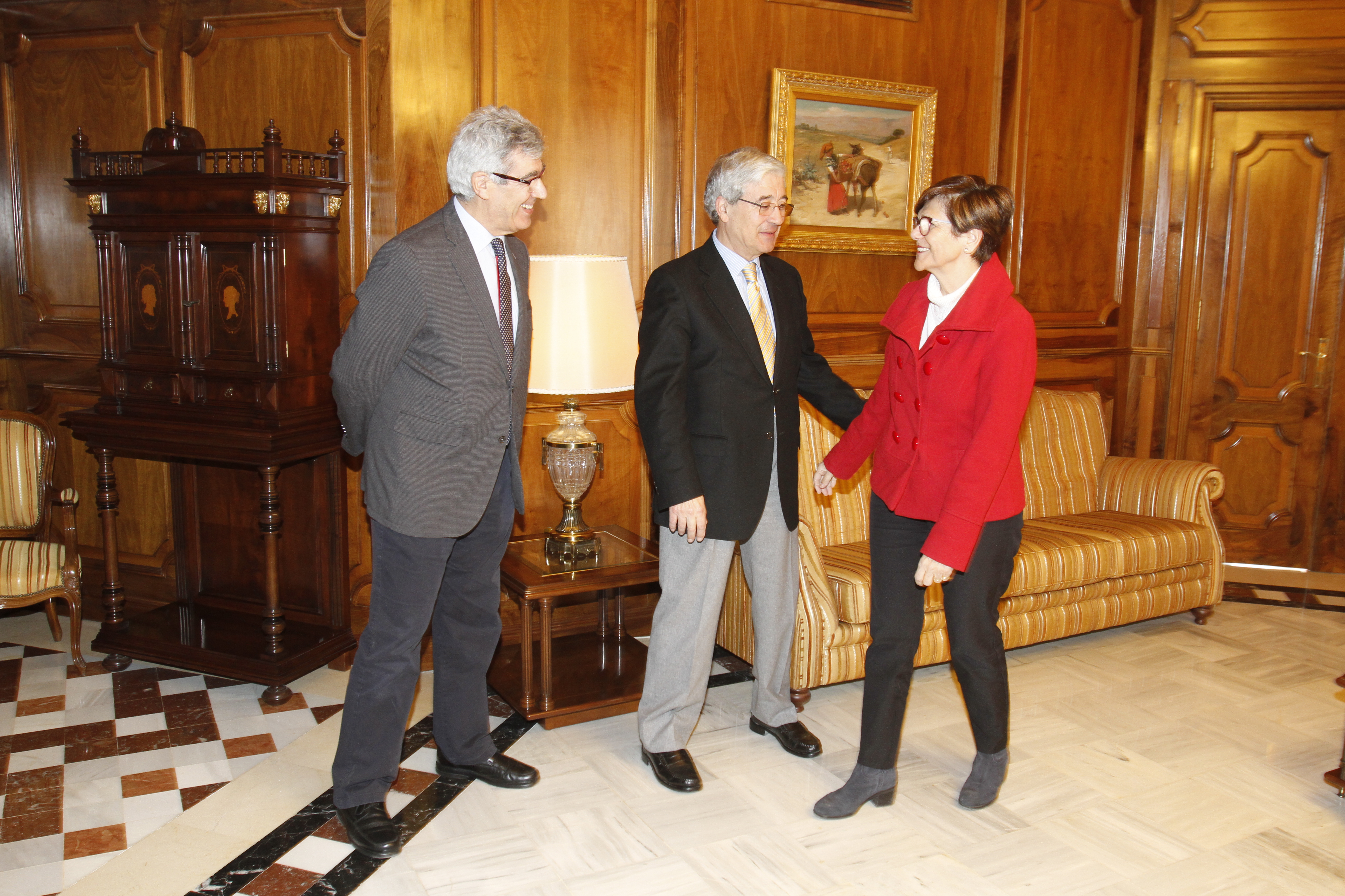La presidenta de la Asamblea Regional de Murcia, Rosa Peñalver, recibe a Francisco Marín y Martín Paez, director y subdirector de la Real Academia de Bellas Artes.