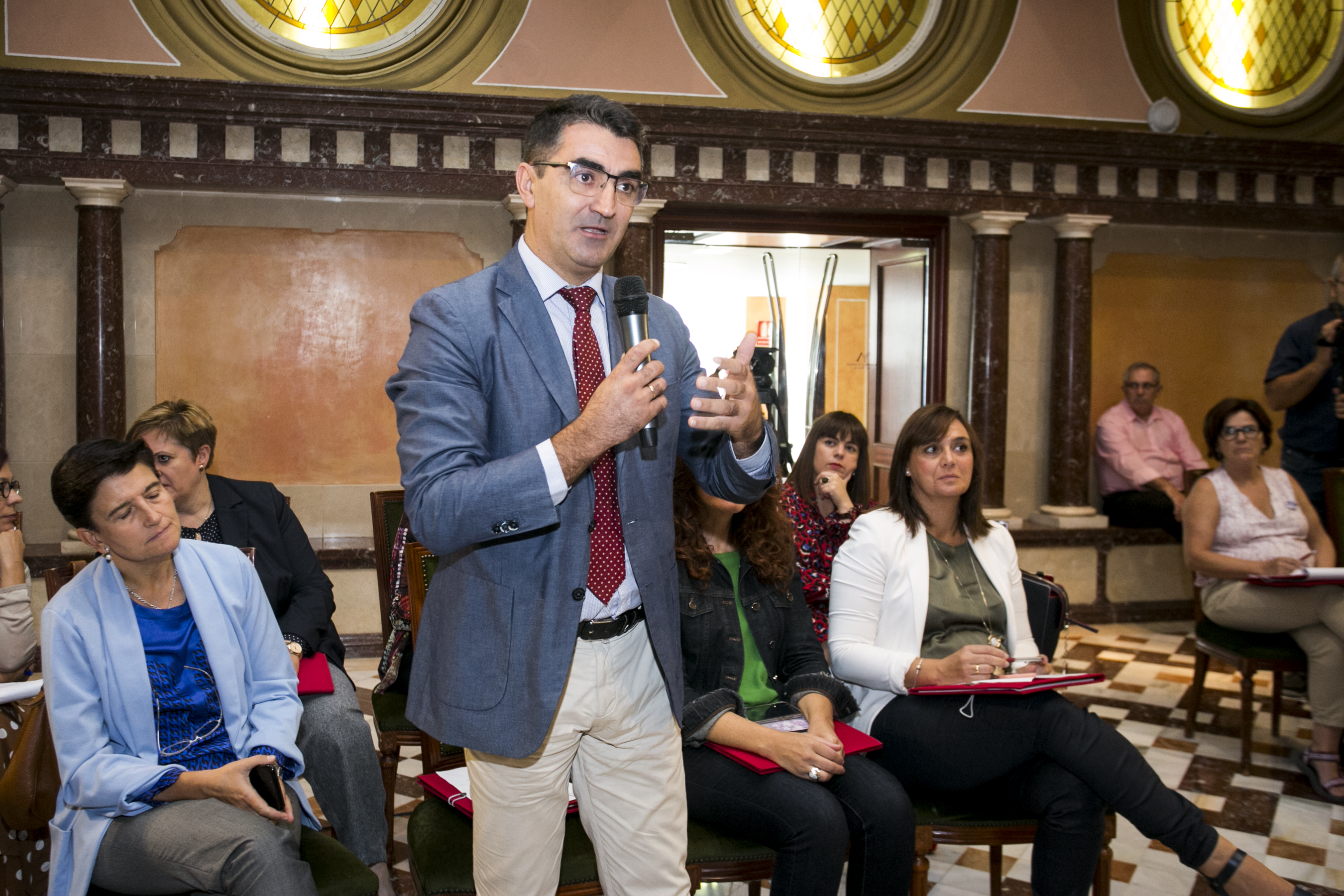 El Patio de las Comarcas acogió la conferencia de Pilar Carrasquer Oto