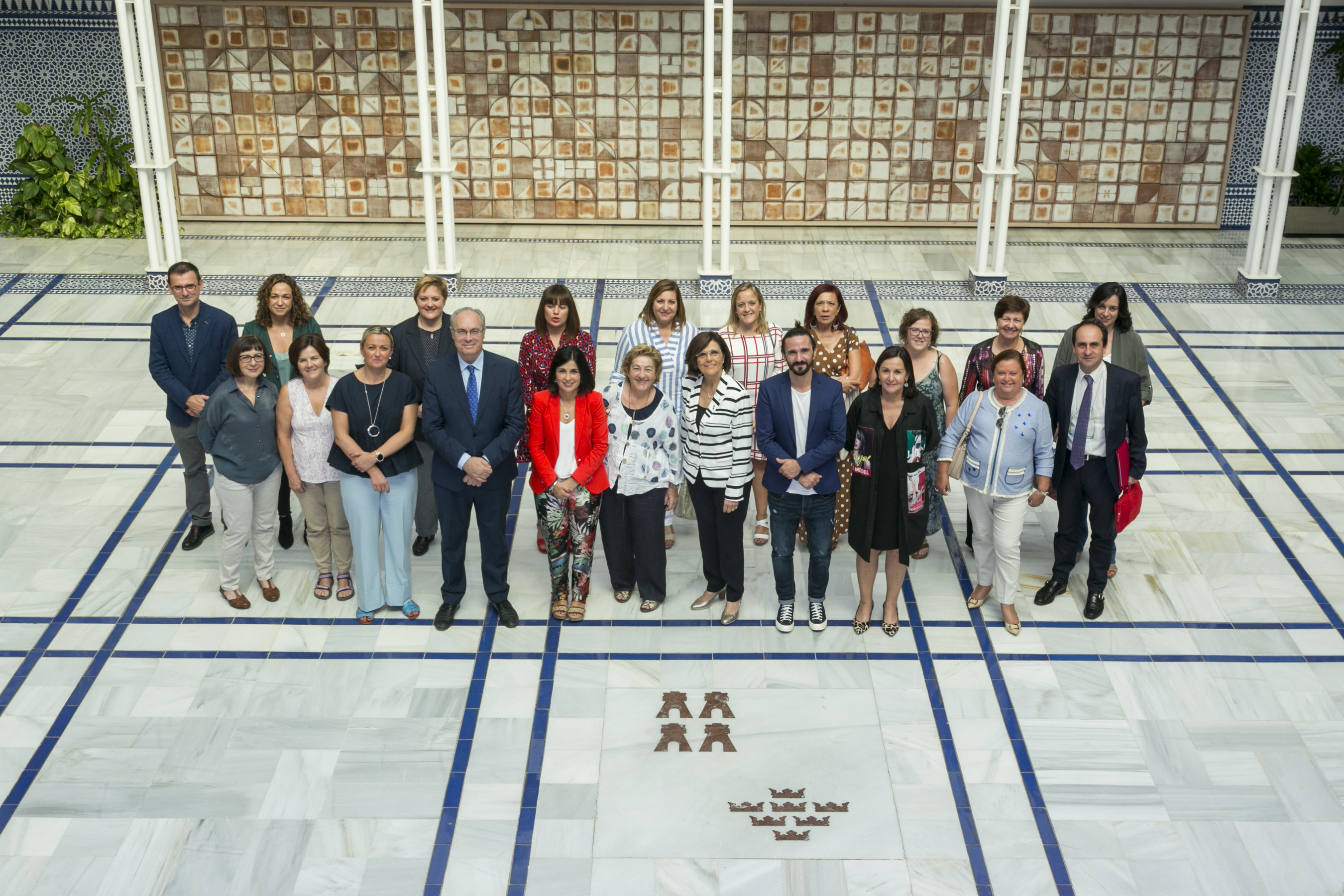 Foto de familia con parte de los participantes en las jornadas de Igualdad de Género de CALRE