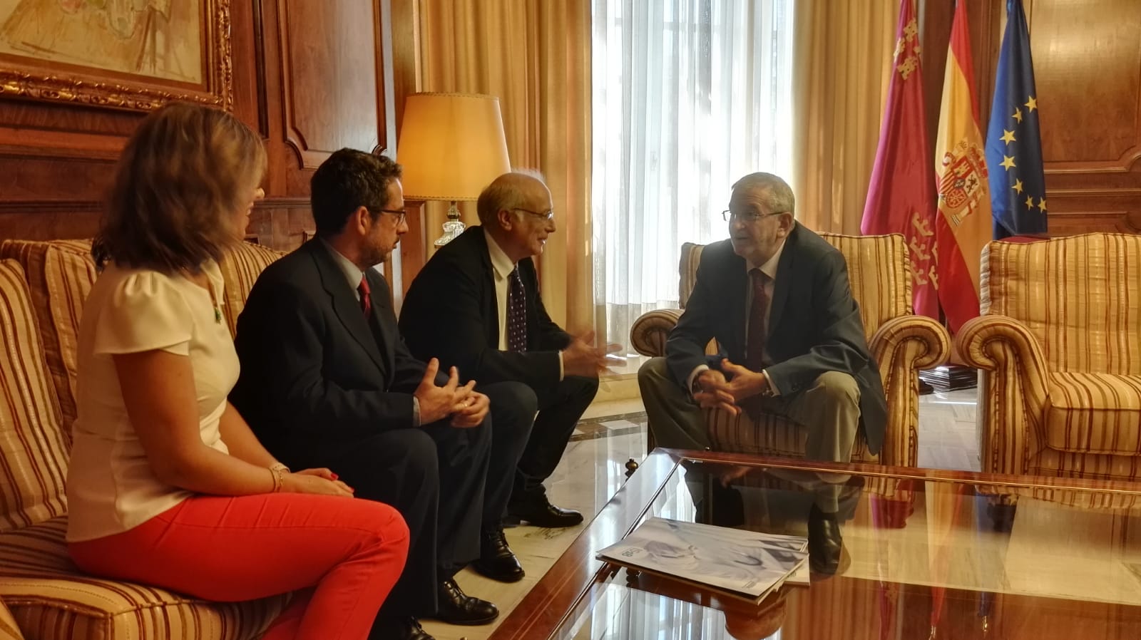 Un momento de la entrevista de Alberto Castillo con responsables del hospital de Molina