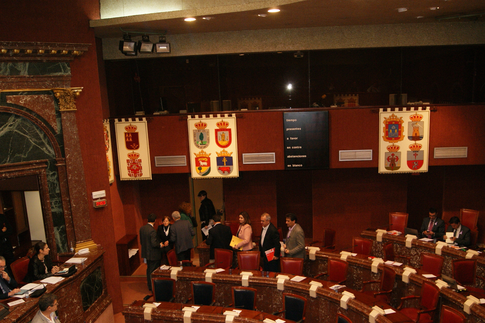 Los diputados socialistas abandonan el Pleno para secundar el paro