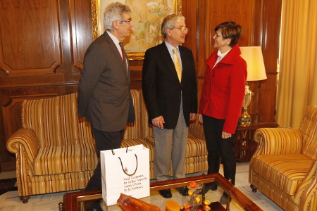La presidenta de la Asamblea Regional, Rosa Peñalver junto al director y subdirector de la Real Academia de Bellas Artes.