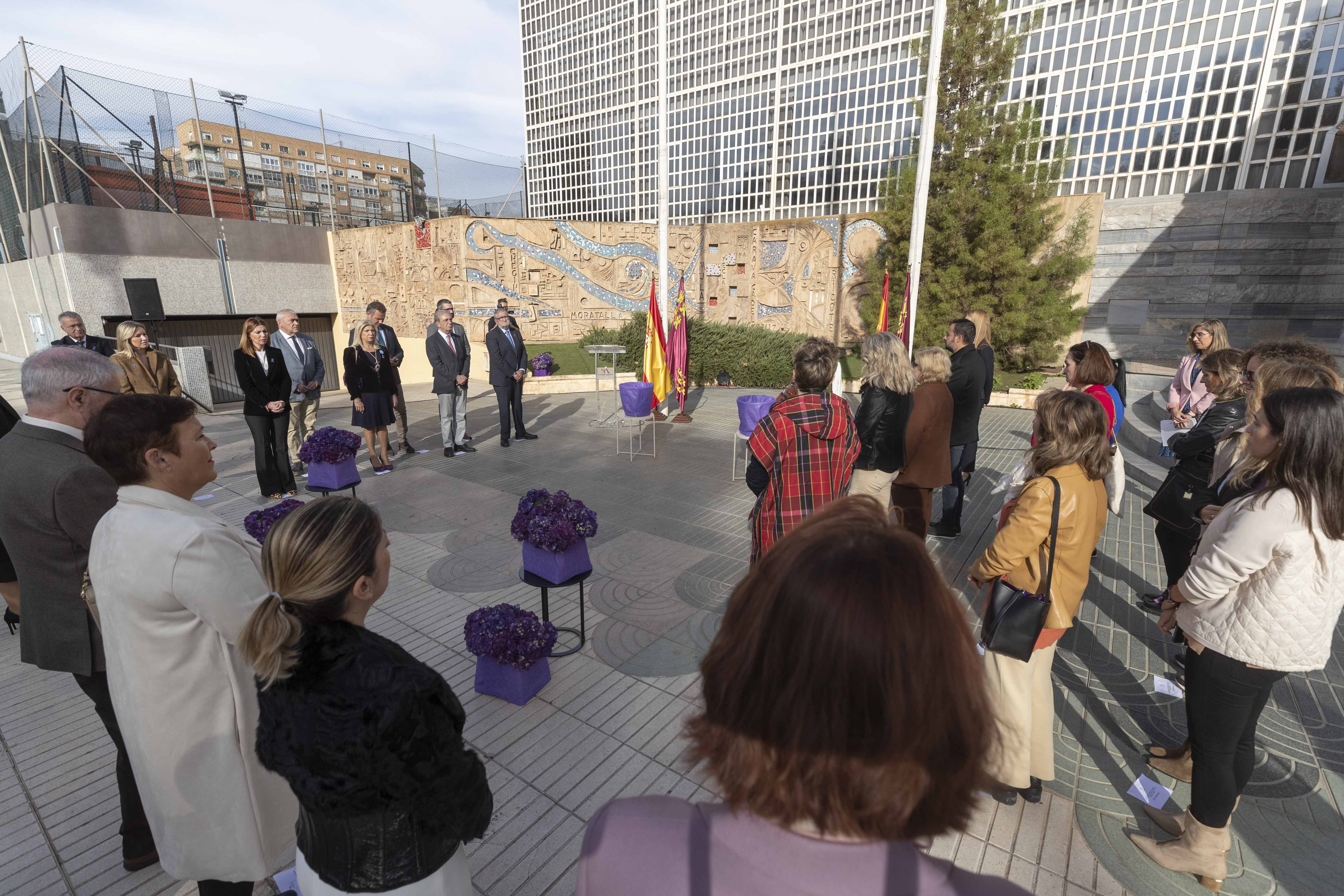 Asistentes al acto institucional del 25N