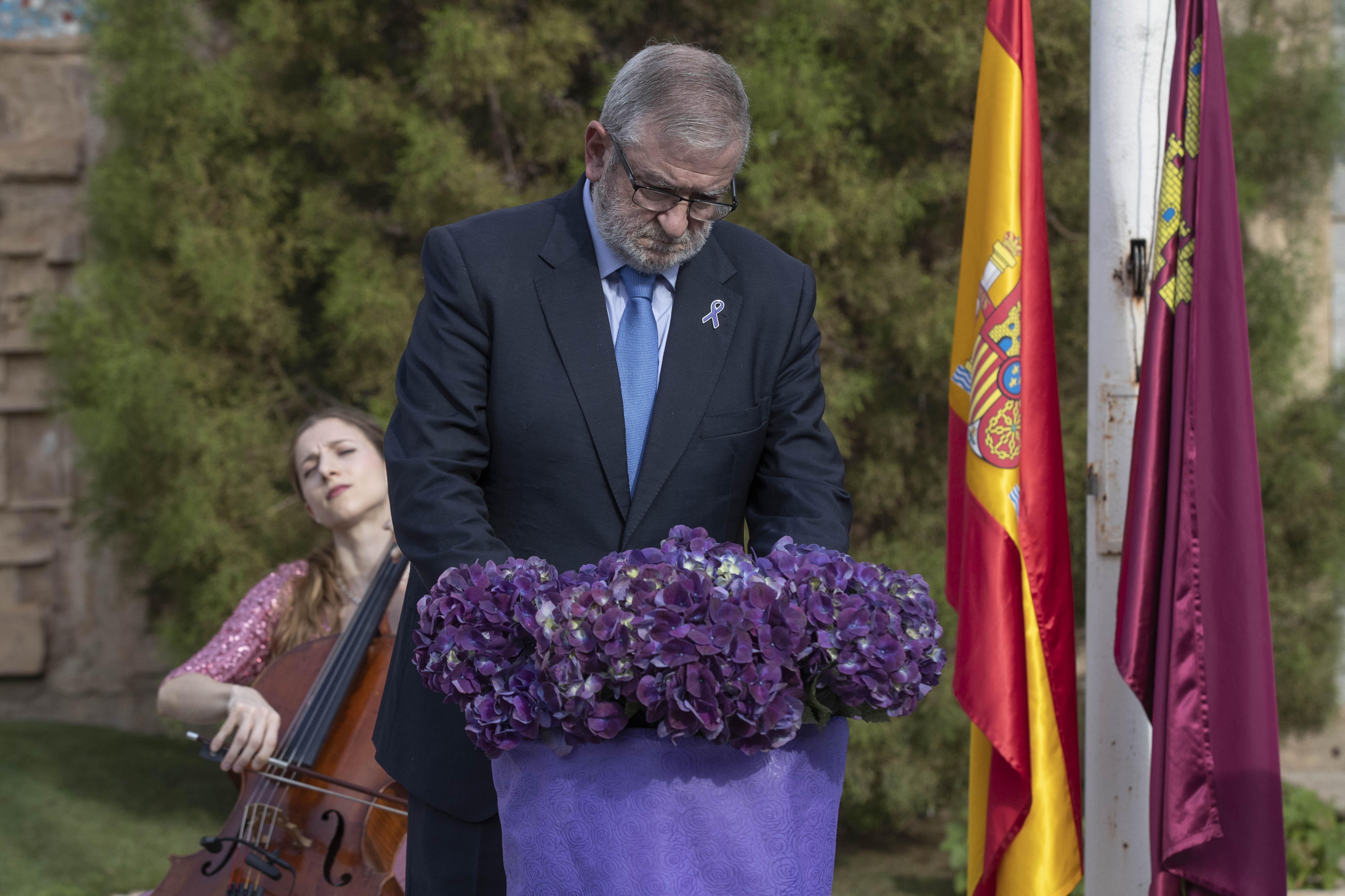 Ofrenda floral del acto institucional del 25N