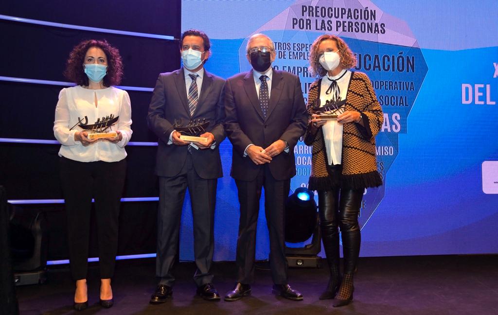 Alberto Castillo ha entregado los premios al reconocimiento sanitario a María Isabel Mateos, Rubén Jara y Carmen Ibáñez