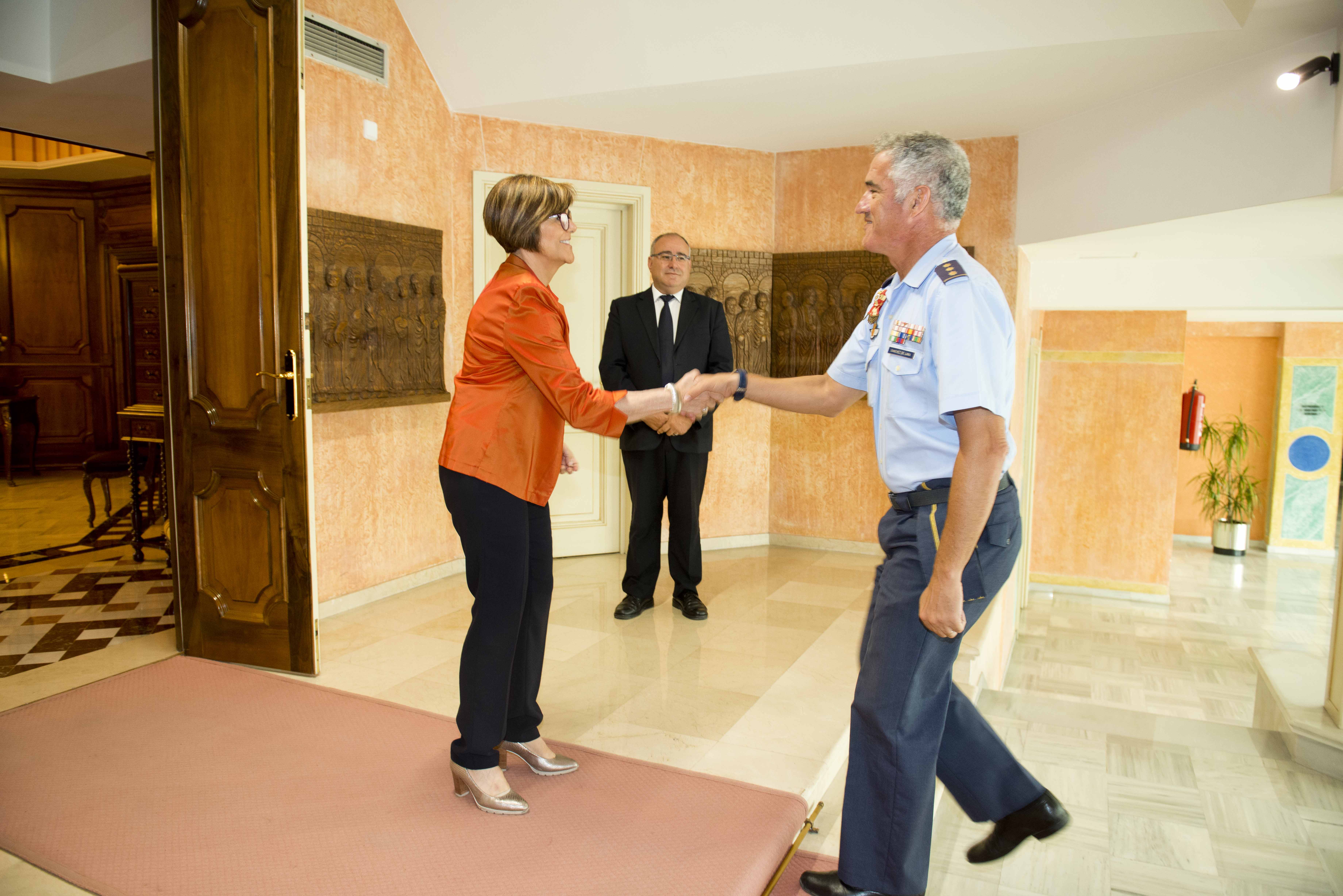 La presidenta de la Asamblea Regional, Rosa Peñalver, ha recibido al coronel director de la Academia General del Aire, Juan Pablo Sánchez de Lara, acompañado por el coronel Miguel Ivorra Ruiz, a quien dará el relevo de mando en el mes de julio