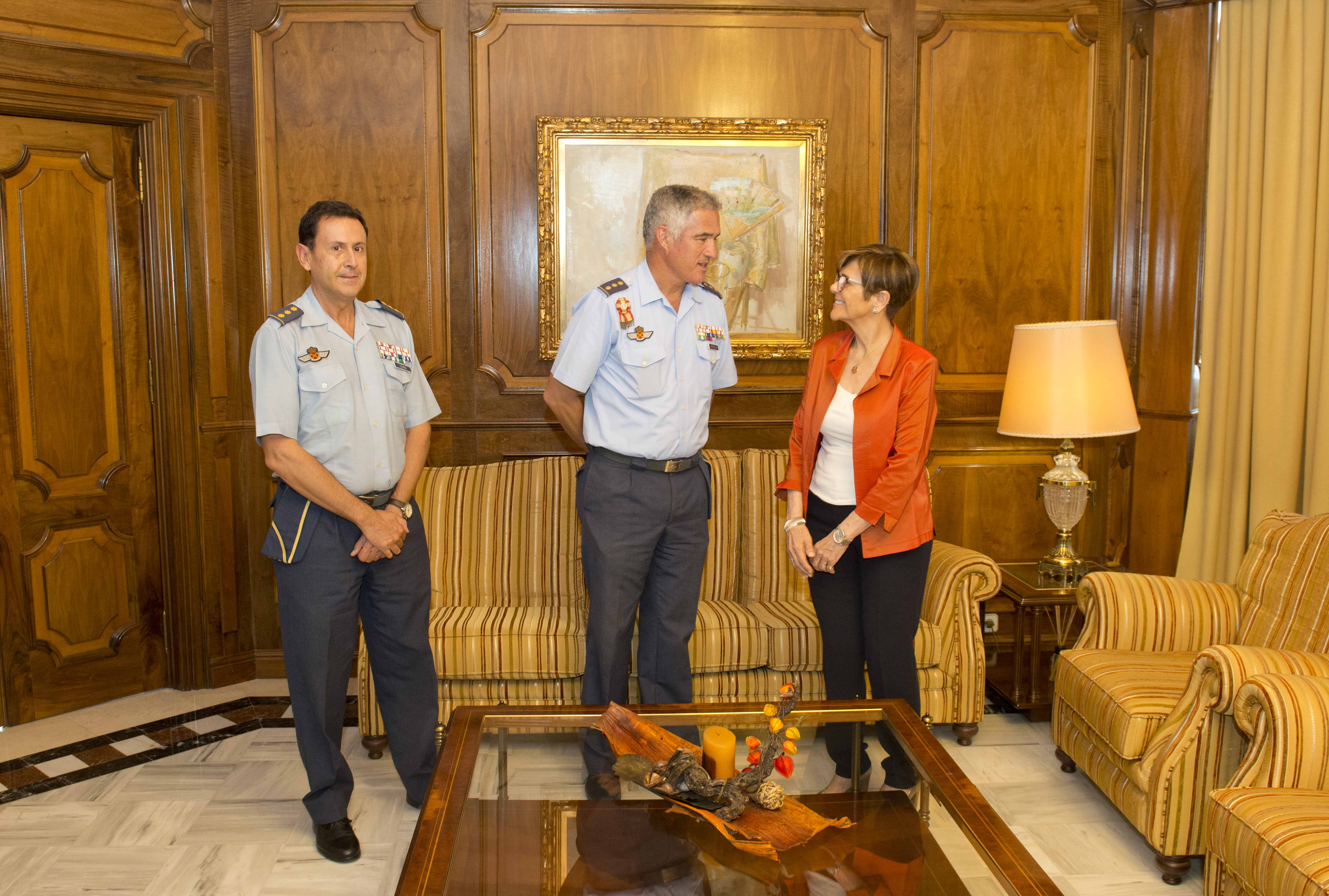 La presidenta de la Asamblea Regional, Rosa Peñalver, ha recibido al coronel director de la Academia General del Aire, Juan Pablo Sánchez de Lara, acompañado por el coronel Miguel Ivorra Ruiz, a quien dará el relevo de mando en el mes de julio