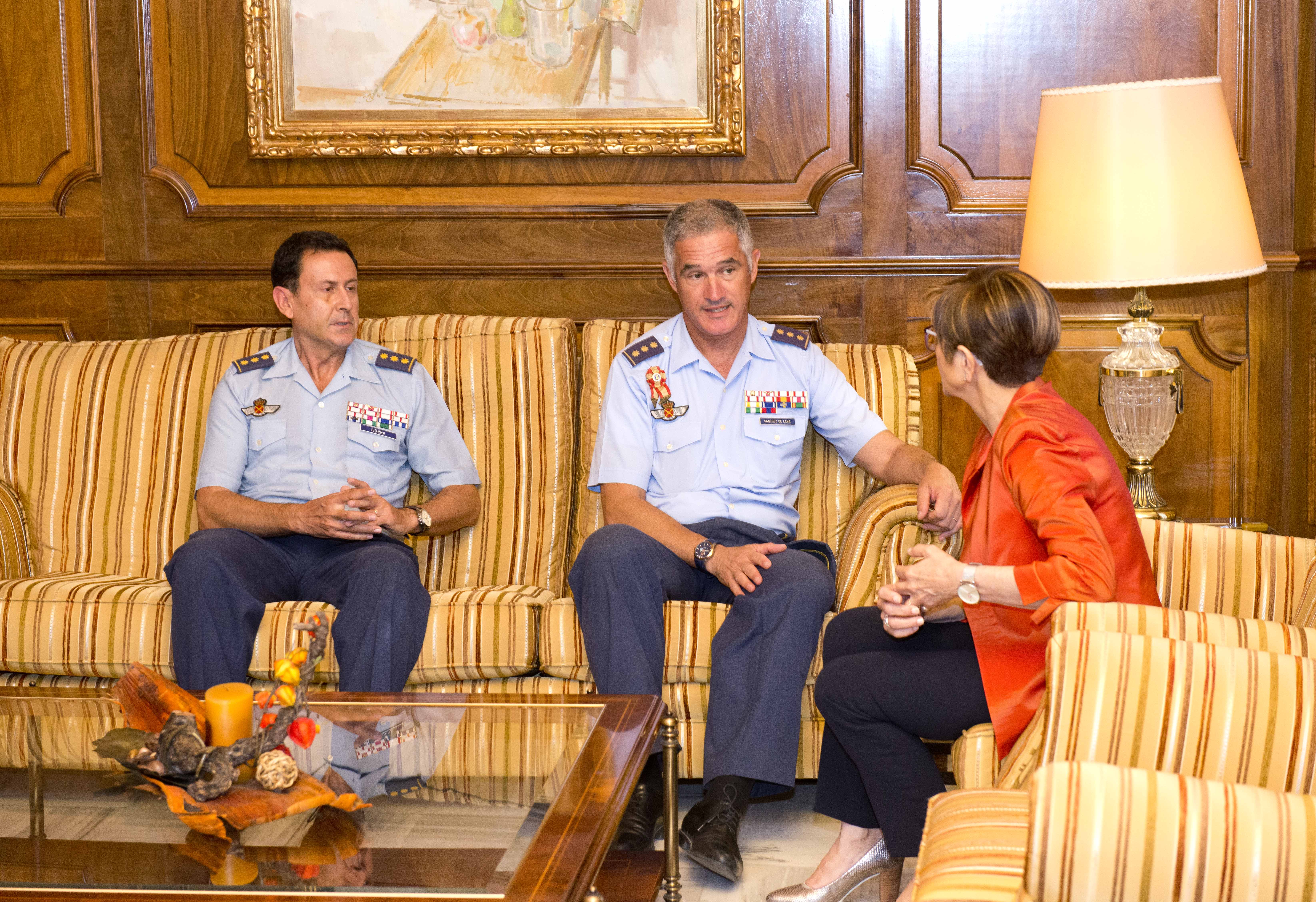 La presidenta de la Asamblea Regional, Rosa Peñalver, ha recibido al coronel director de la Academia General del Aire, Juan Pablo Sánchez de Lara, acompañado por el coronel Miguel Ivorra Ruiz, a quien dará el relevo de mando en el mes de julio
