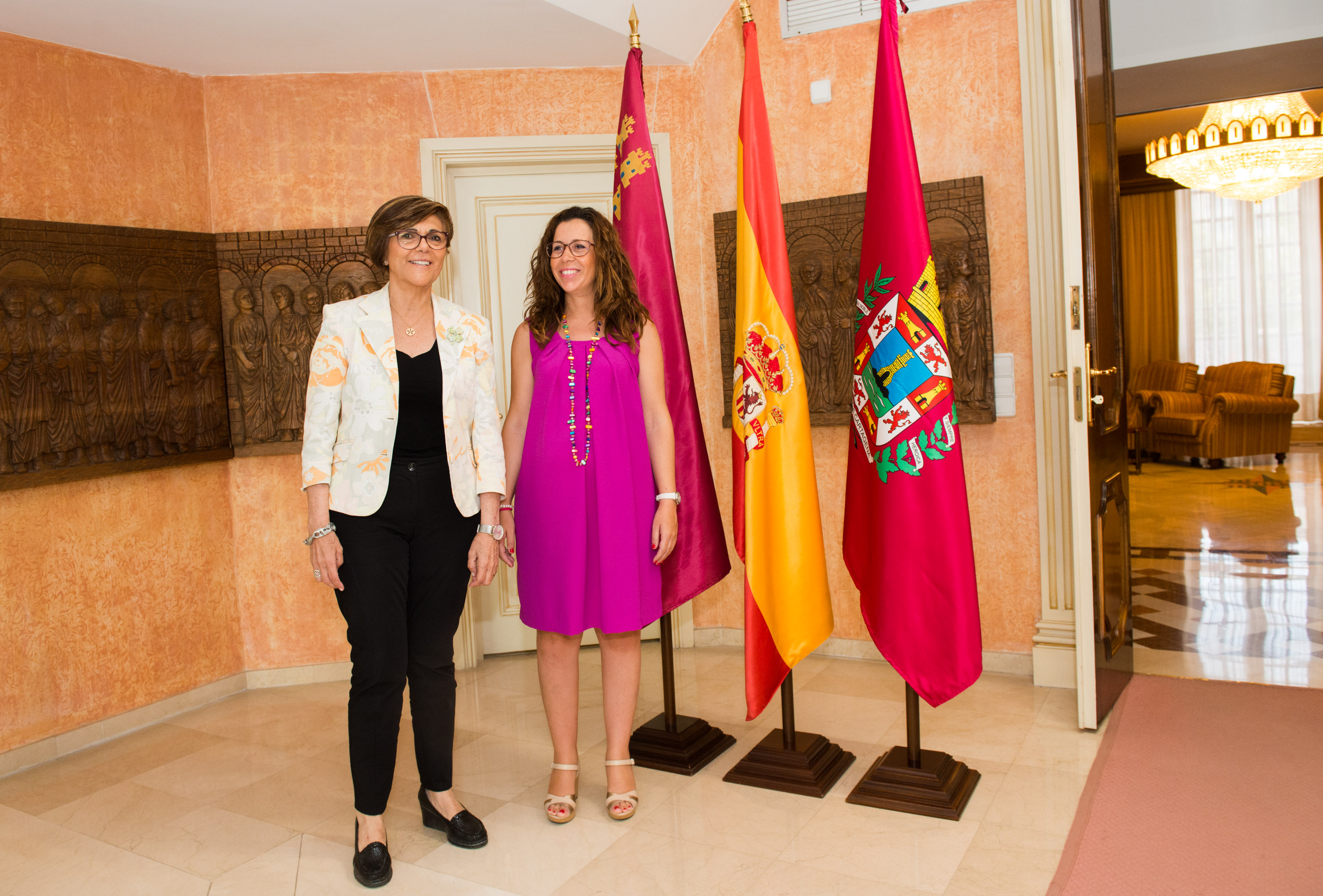 La presidenta de la Asamblea, Rosa Peñalver, ha recibido a la alcaldesa de Cartagena, Ana Belén Castejón