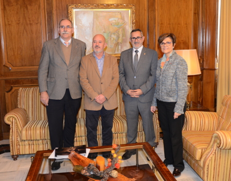 La presidenta de la Asamblea, Rosa Peñalver junto a Pedro López, alcalde de La Unión, Juan Antonio Pérez, el Hermano Mayor y el Comisario principal de la Cofradía del Cristo de los Mineros.