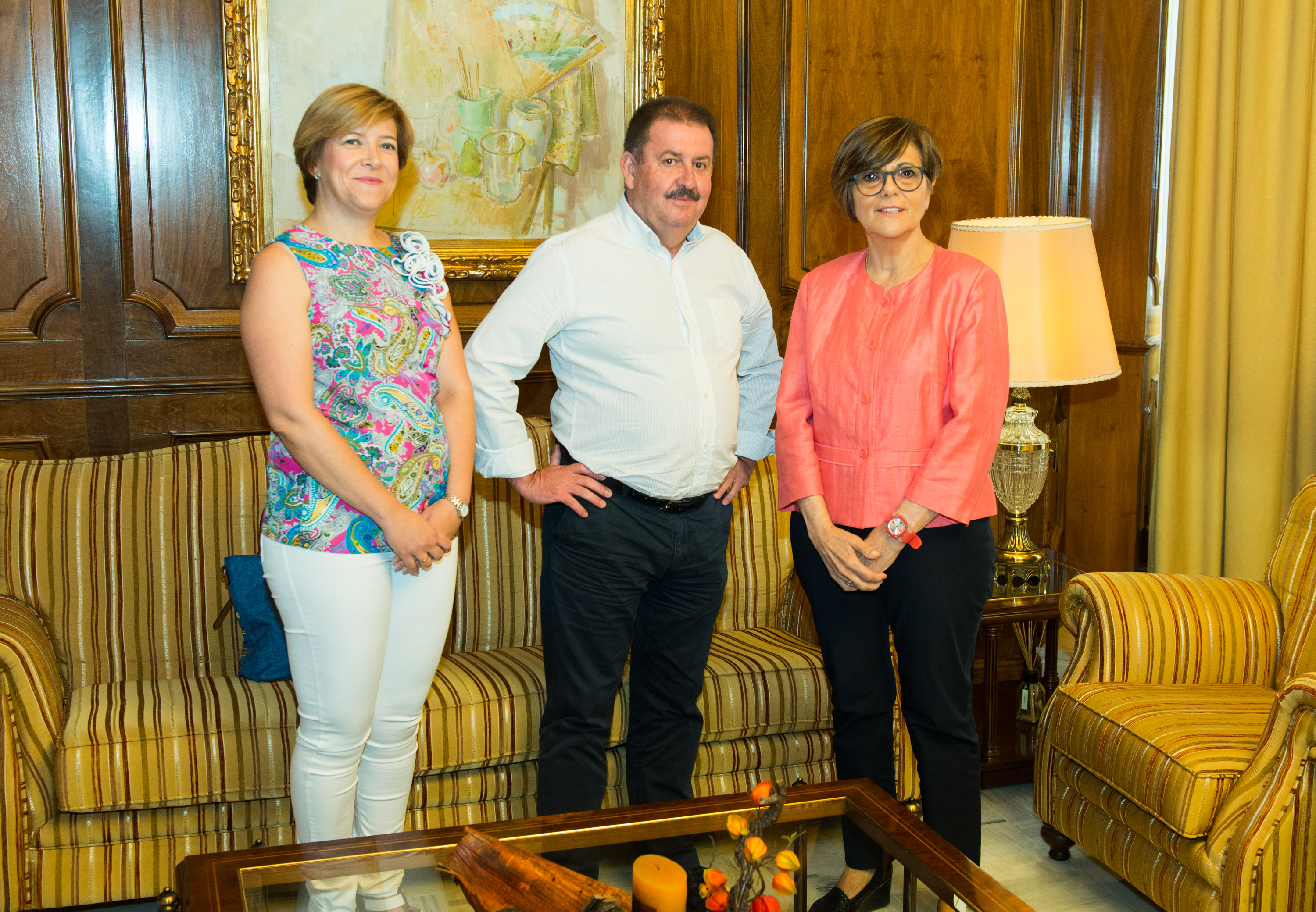 La presidenta de la Asamblea Regional, Rosa Peñalver, recibe al alcalde de Totana, Andrés García Cánovas, y a la concejala de Recursos Humanos y Atención al Ciudadano del Gobierno municipal, Gertrudis Ruiz