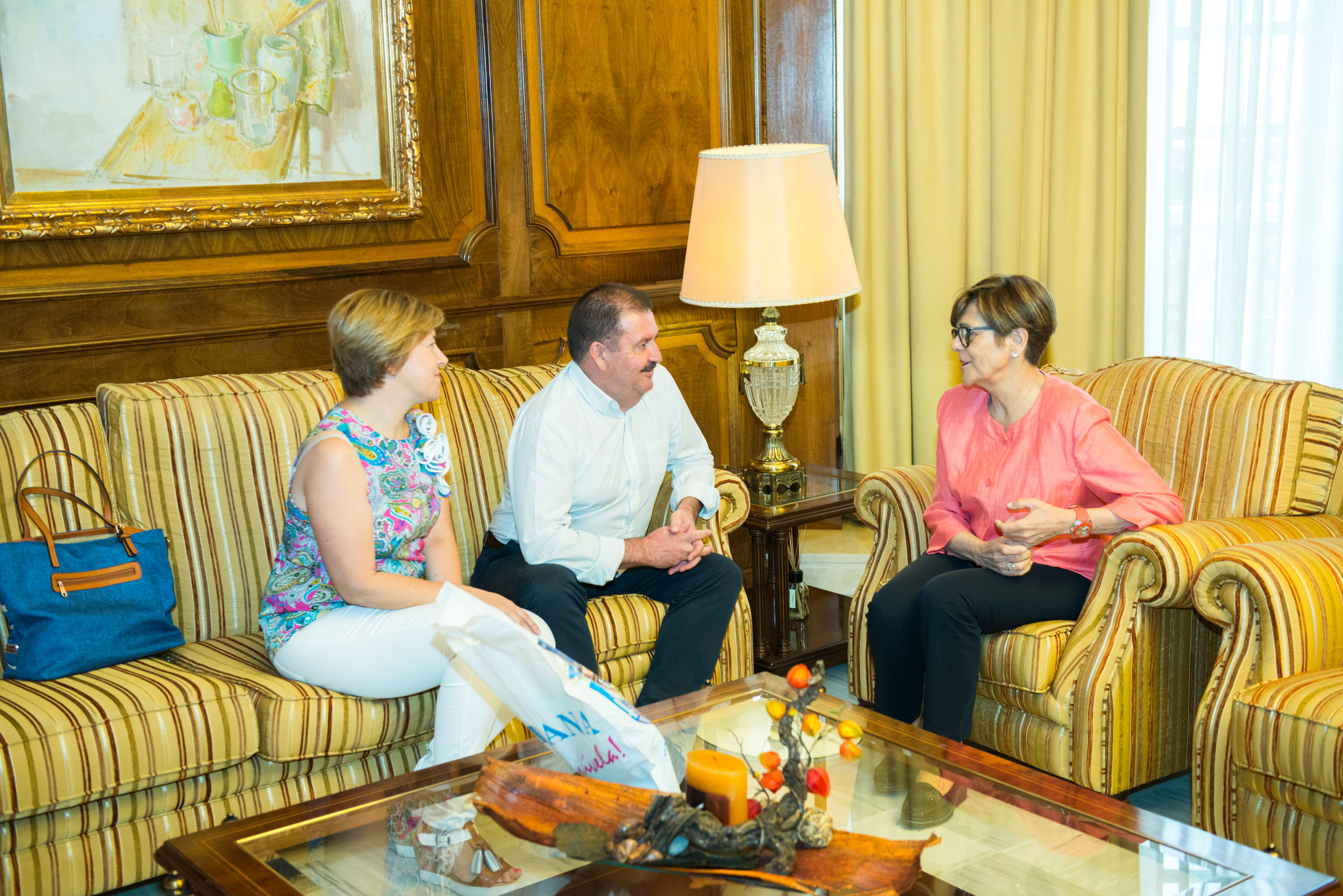 La presidenta de la Asamblea Regional, Rosa Peñalver, recibe al alcalde de Totana, Andrés García Cánovas, y a la concejala de Recursos Humanos y Atención al Ciudadano del Gobierno municipal, Gertrudis Ruiz