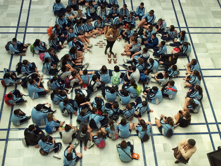 Alumnos de un colegio de la Región escuchan en el Patio de los Ayuntamientos las explicaciones sobre la Asamblea.