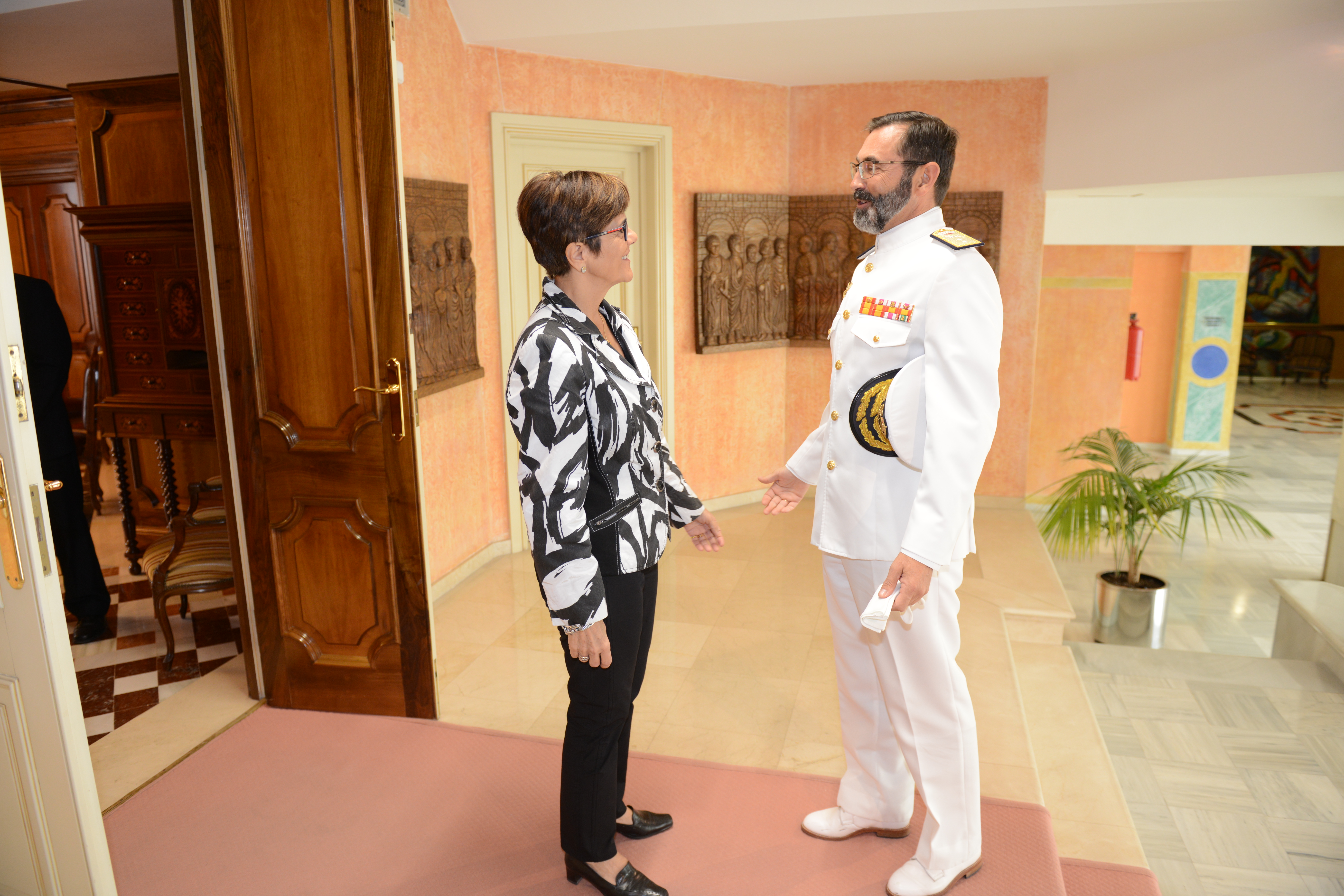 La presidenta de la Asamblea Regional, Rosa Peñalver, con el nuevo ALMART, Manuel de la Puente.