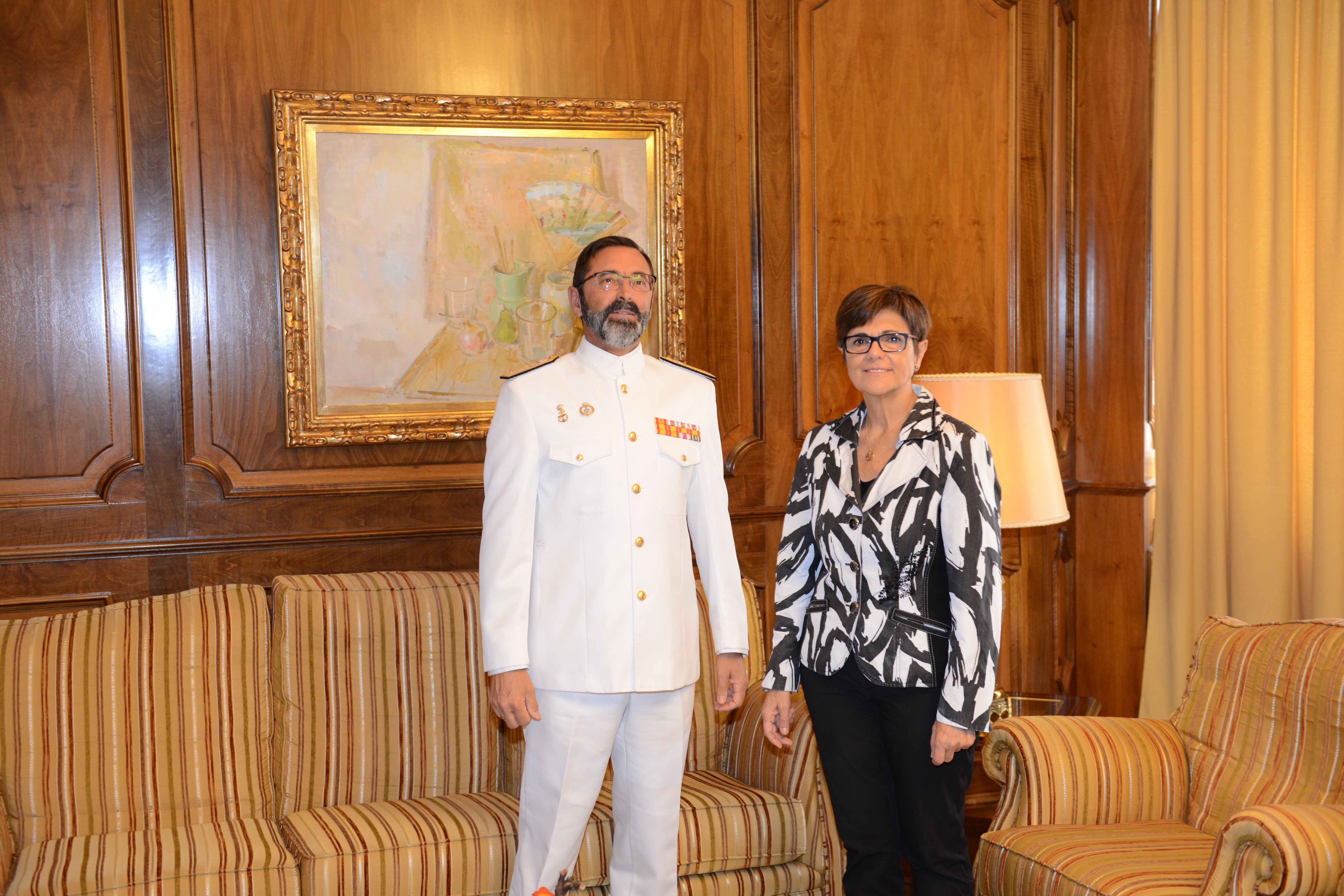 La presidenta de la Asamblea Regional, Rosa Peñalver, con el nuevo ALMART, Manuel de la Puente.