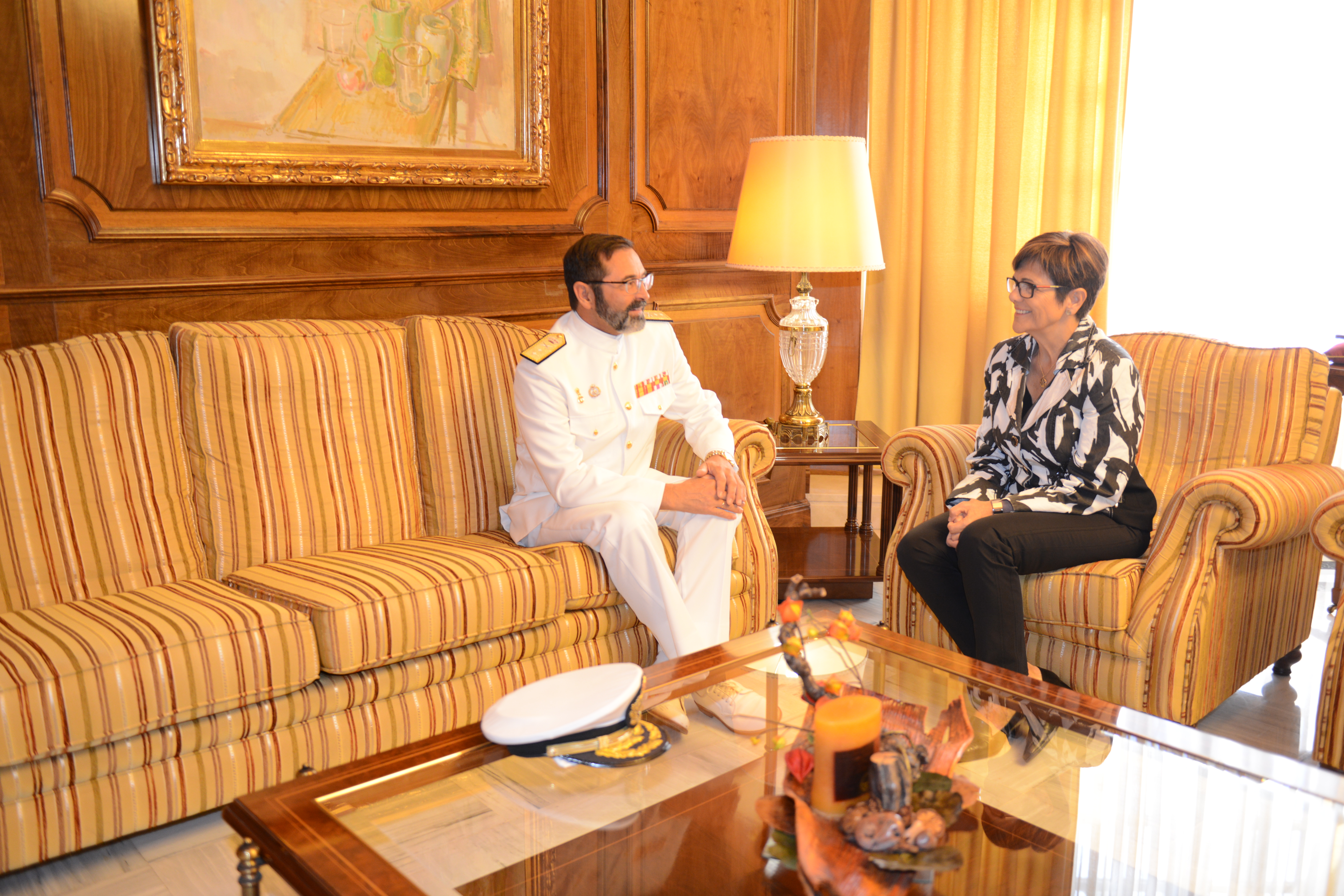 La presidenta de la Asamblea Regional, Rosa Peñalver junto al nuevo ALMART, Manuel de la Puente.