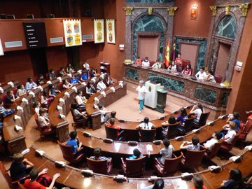 Los escolares participantes en el Programa Divulgativo ocupan el escaño de los diputados y conocen sus funciones