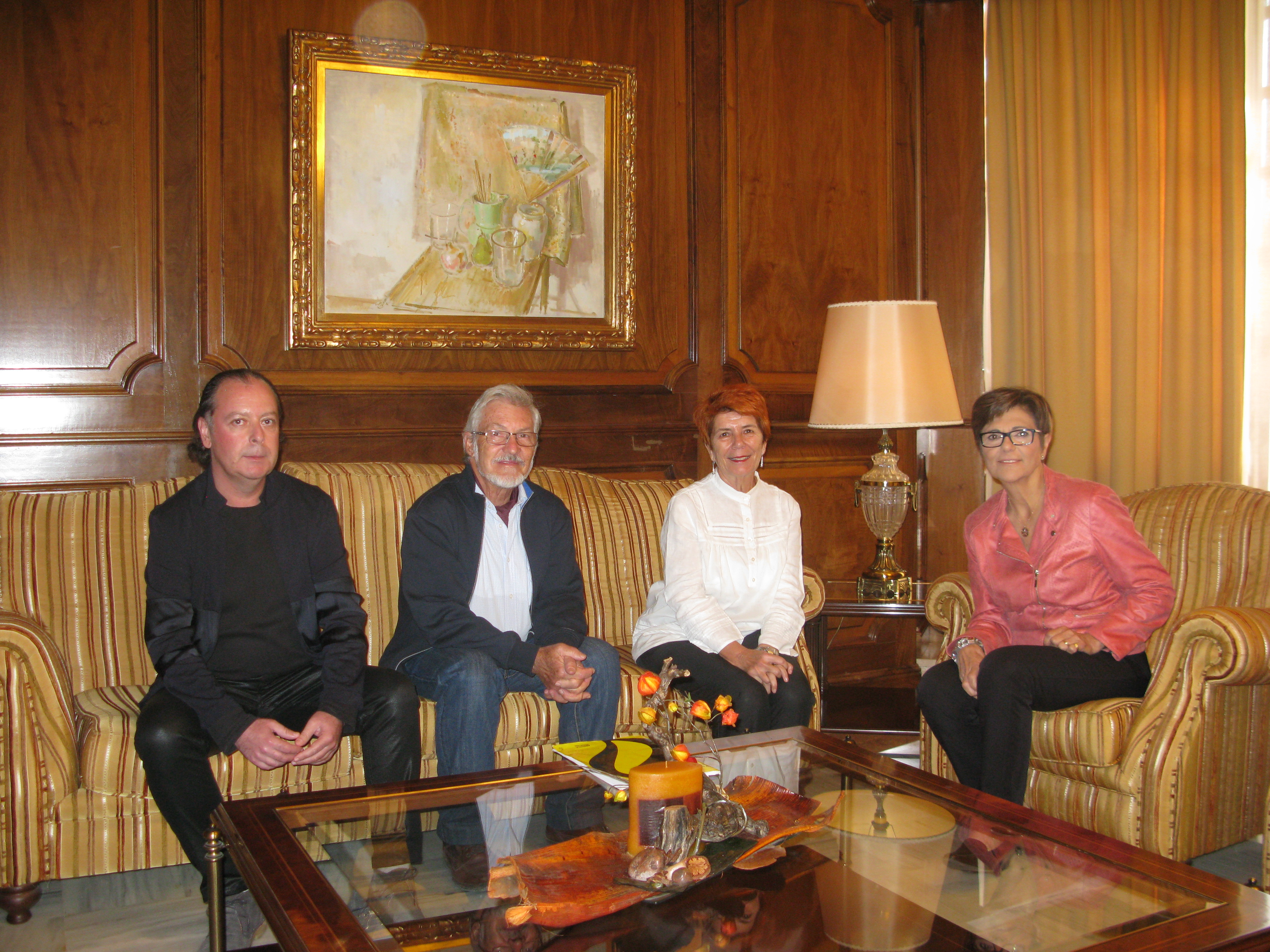 La presidenta de la Asamblea, con Fernando Bermudez Antoñita Bernal y Cesar Ribeiro, de Amnistía Internacional