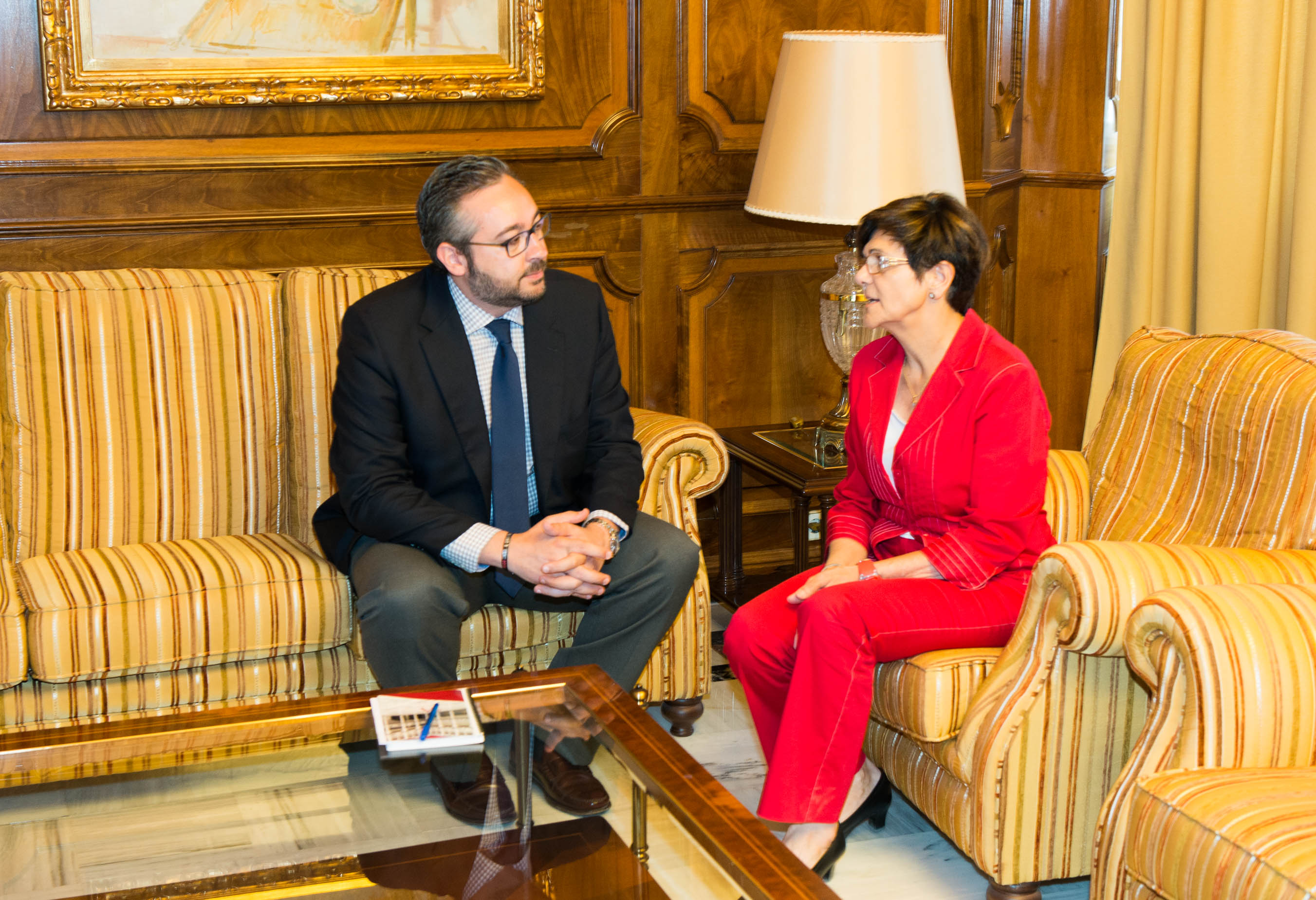Rosa Peñalver, presidenta de la Asamblea, con Víctor Manuel Martínez, portavoz del Grupo Parlamentario Popular