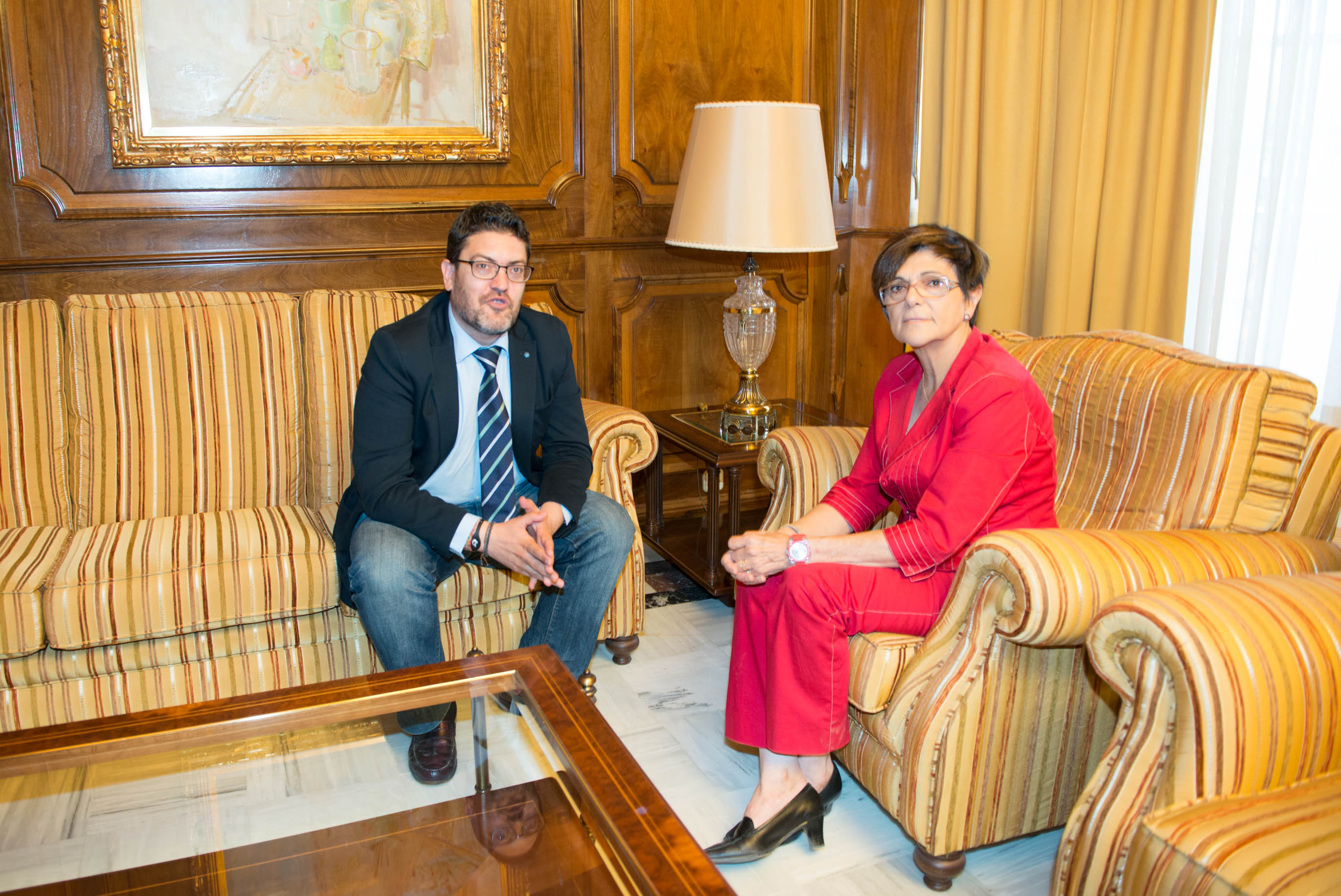 Rosa Peñalver, presidenta de la Asamblea, con Miguel Sánchez, portavoz del Grupo Parlamentario Ciudadanos Partido de la Ciudadanía