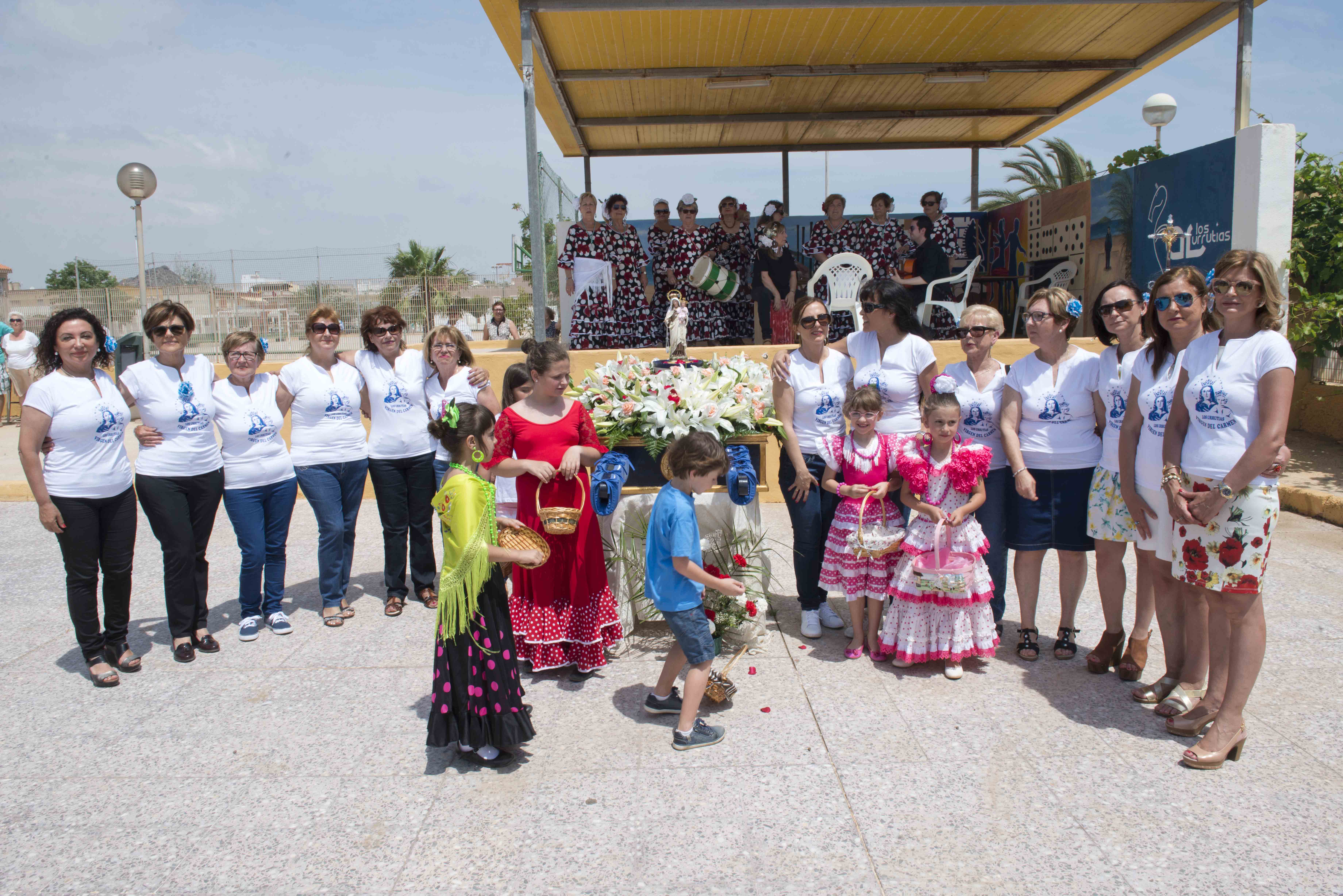 Rosa Peñalver participa en la procesión de la Virgen del Carmen, en los Urrutias