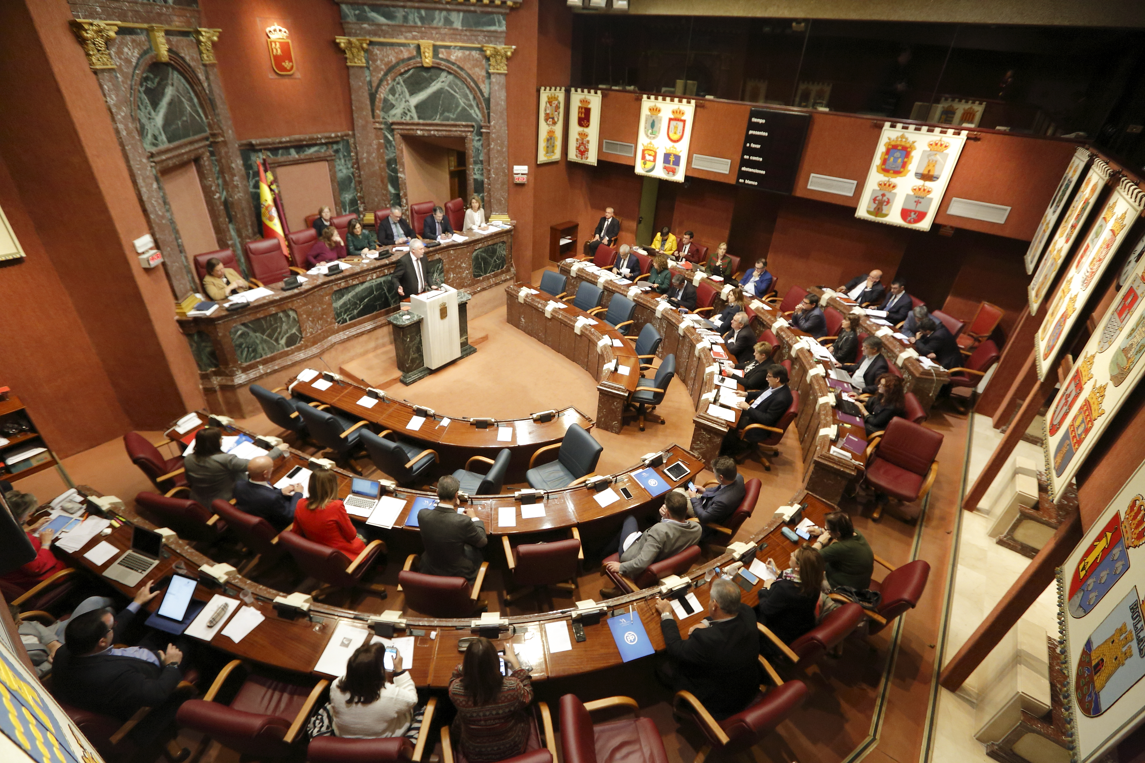 La presidenta de la Asamblea Regional, Rosa Peñalver, con las protagonistas del acto del Día Internacional de la Mujer