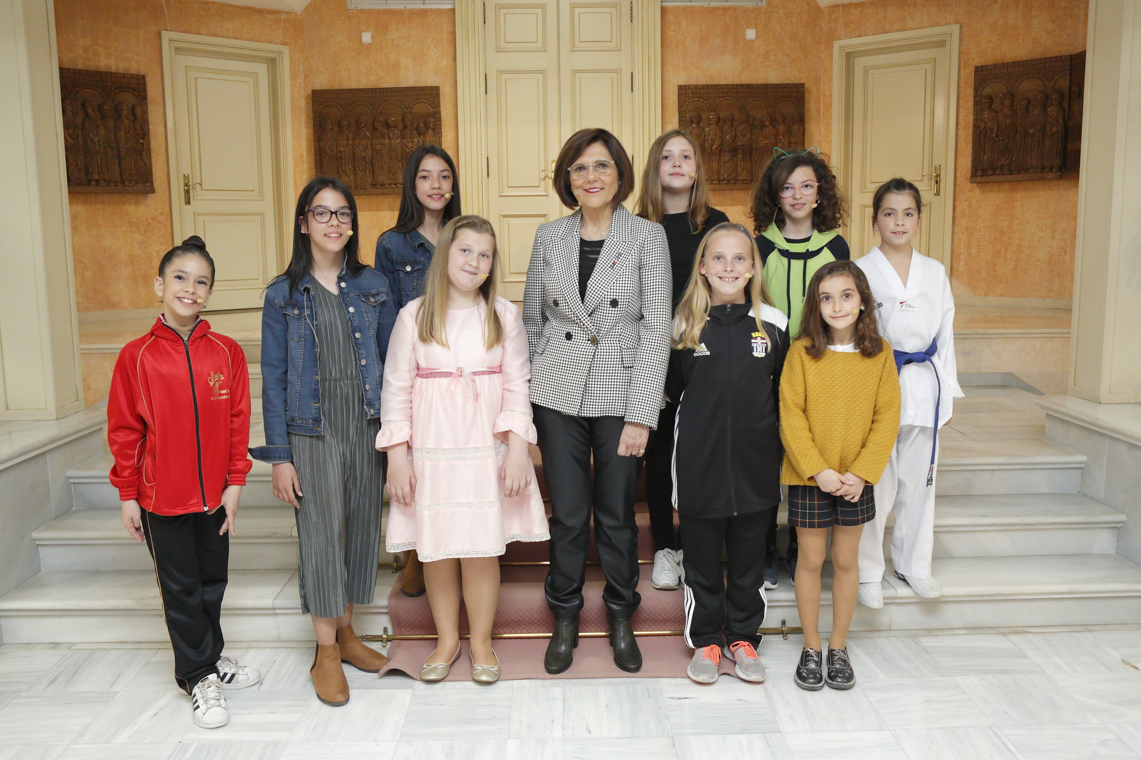 La presidenta de la Asamblea Regional, Rosa Peñalver, con las protagonistas del acto del Día Internacional de la Mujer