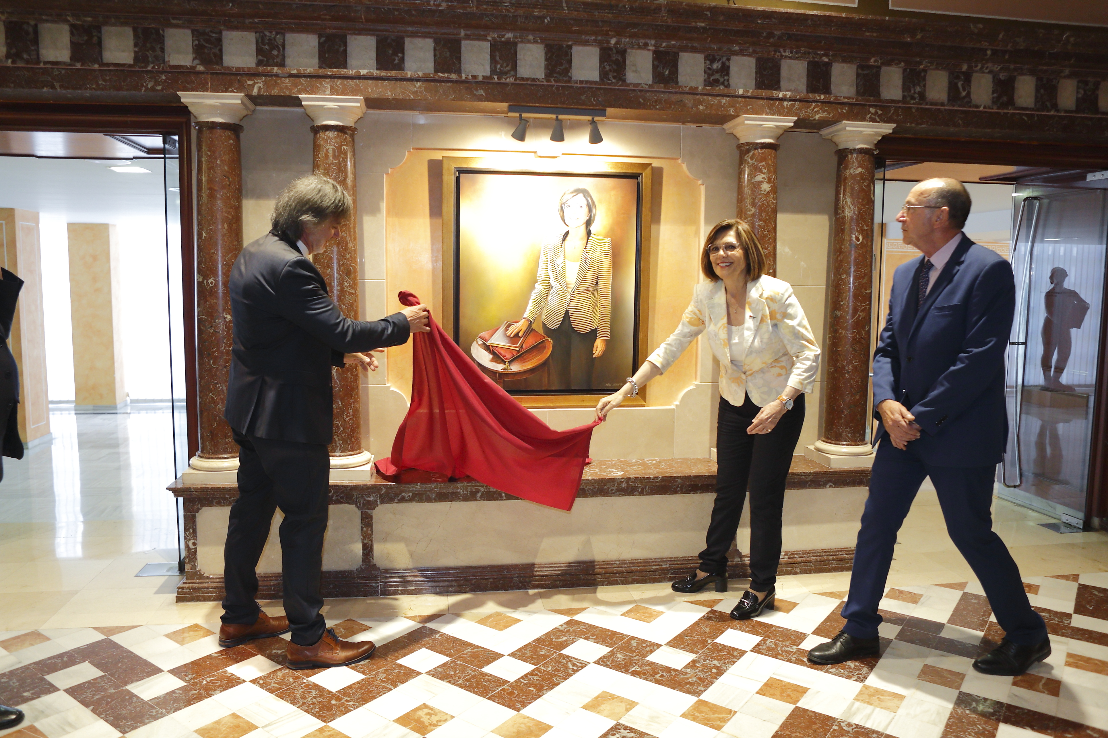Descubrimiento y presentación del retrato oficial de la presidenta de la Asamblea, Rosa Peñalver