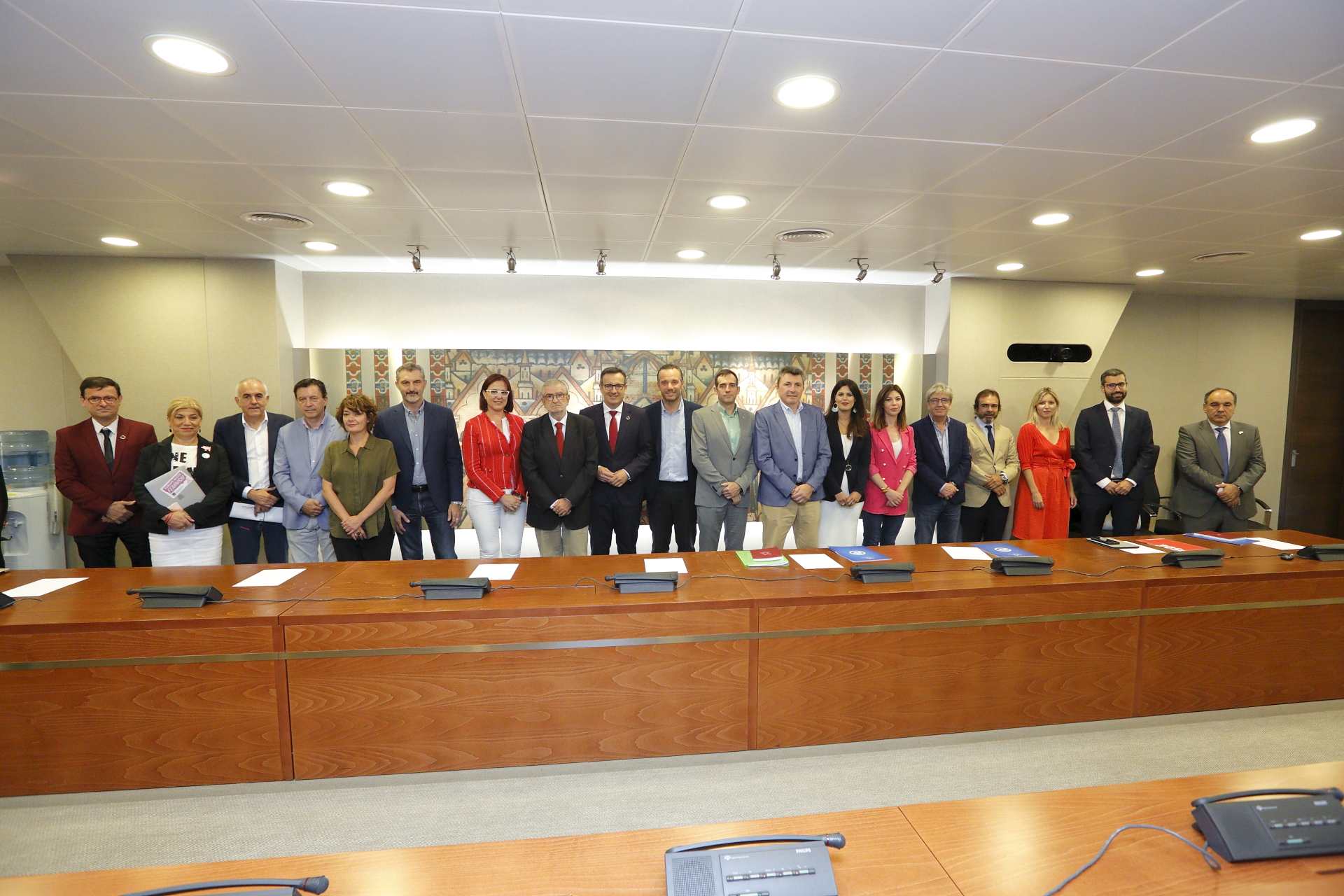 Foto de familia de los portavoces, portavoces adjuntos y miembros de la Mesa, antes de comenzar la reunión.