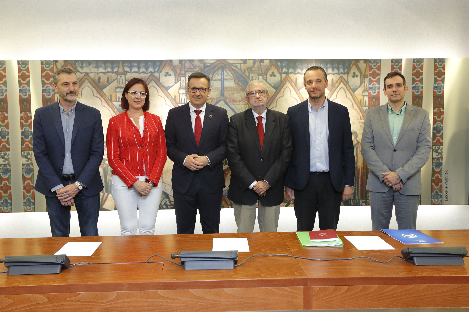 El presidente de la Asamblea, Alberto Castillo, posa con los portavoces de los cinco Grupos Parlamentarios