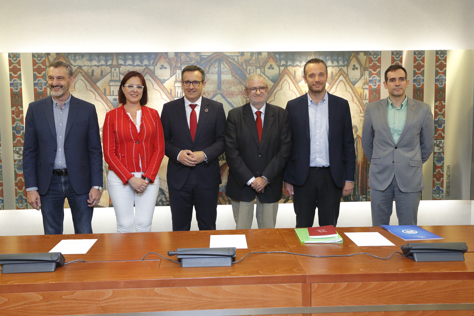 El presidente de la Asamblea, Alberto Castillo, posa con los portavoces de los cinco Grupos Parlamentarios
